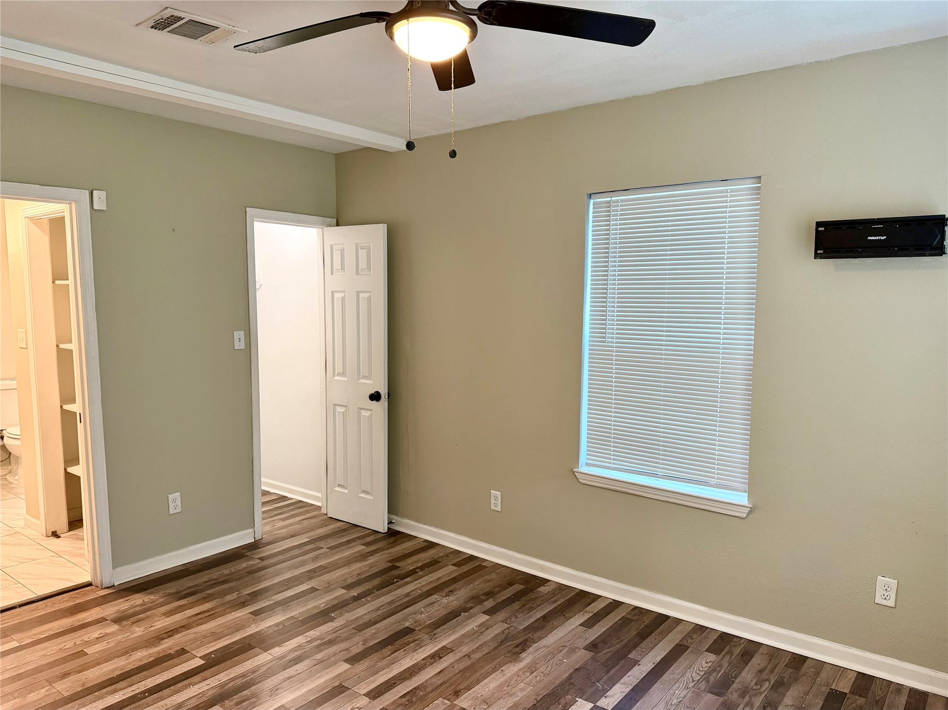 3409 Providence Street, Houston, TX 77020 Primary bedroom.