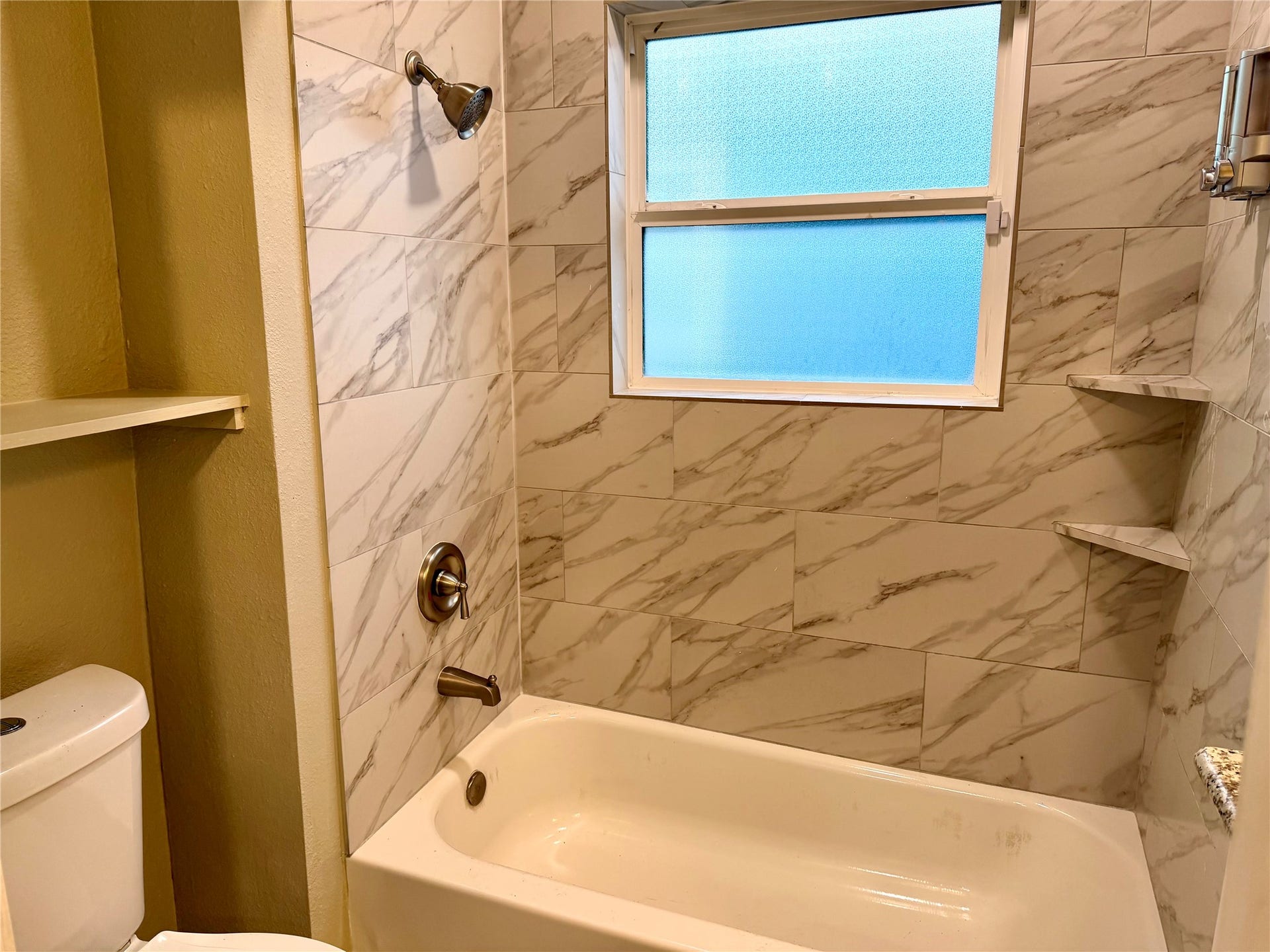 3409 Providence Street, Houston, TX 77020 Hall full bath.