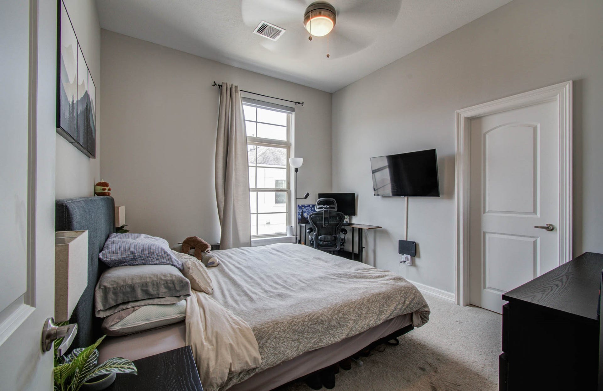 11123 Olympia Drive, Houston, TX 77042 2nd bedroom upstairs