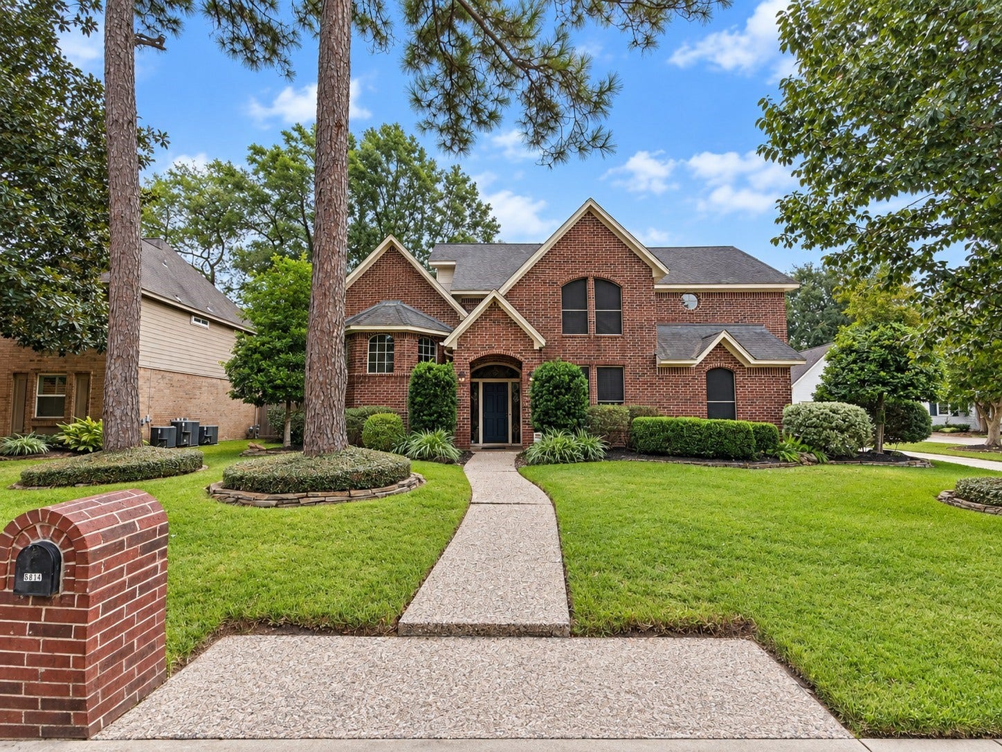 5814 Woodland Creek Drive, Kingwood, TX 77345 Welcome to 5814 Woodland Creek located in a cul-de-sac in Sand Creek Village. Sought after location, and close to Riverwood Middle School.