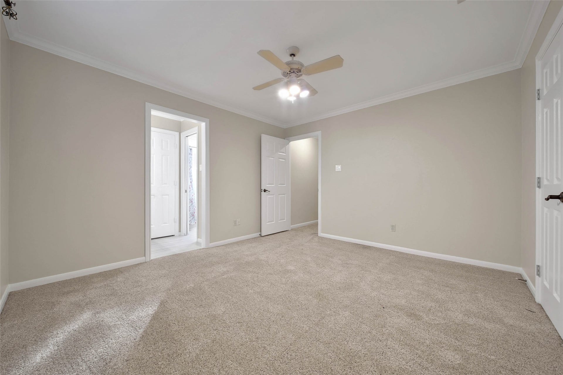 5814 Woodland Creek Drive, Kingwood, TX 77345 Upstairs bedrooms are spacious and feature large closets and every bedroom has access to a bath. Plantation shutters in all the bedrooms.