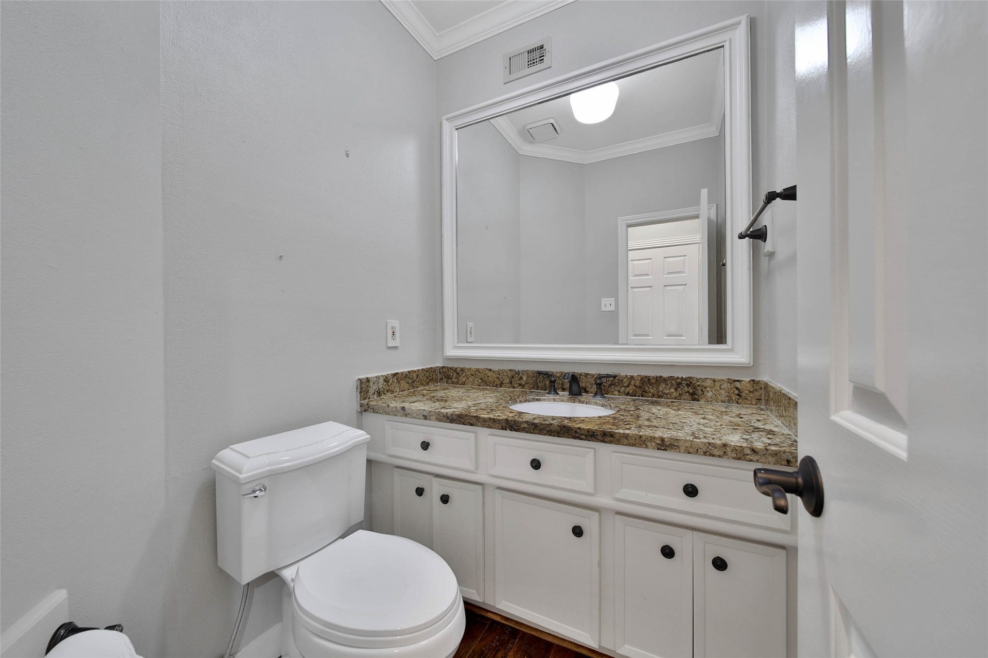 5814 Woodland Creek Drive, Kingwood, TX 77345 Hall bath is centrally located for access from living room, kitchen, and dining. Located in a hall between living areas.