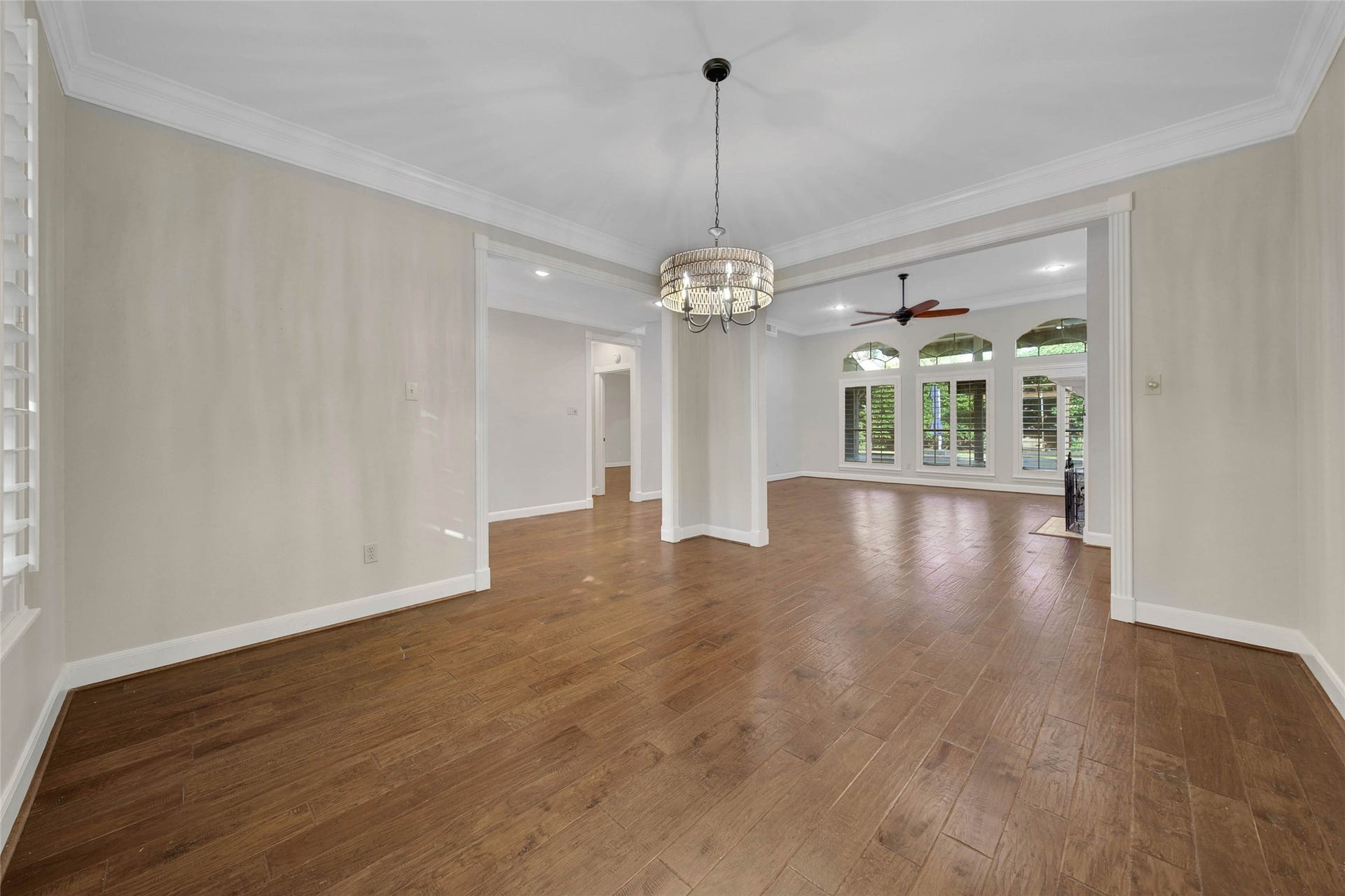 5814 Woodland Creek Drive, Kingwood, TX 77345 The dining room is its own separate space but still feels open and flows through to the living room, perfect for entertaining guests or hosting large gatherings!