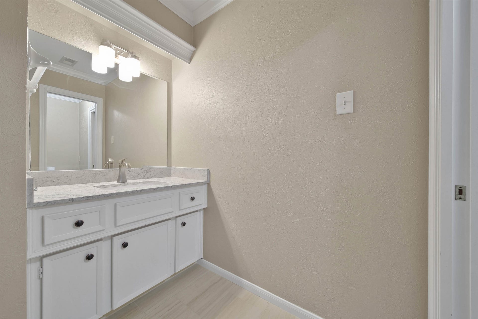 5814 Woodland Creek Drive, Kingwood, TX 77345 The upstairs has two Hollywood baths.