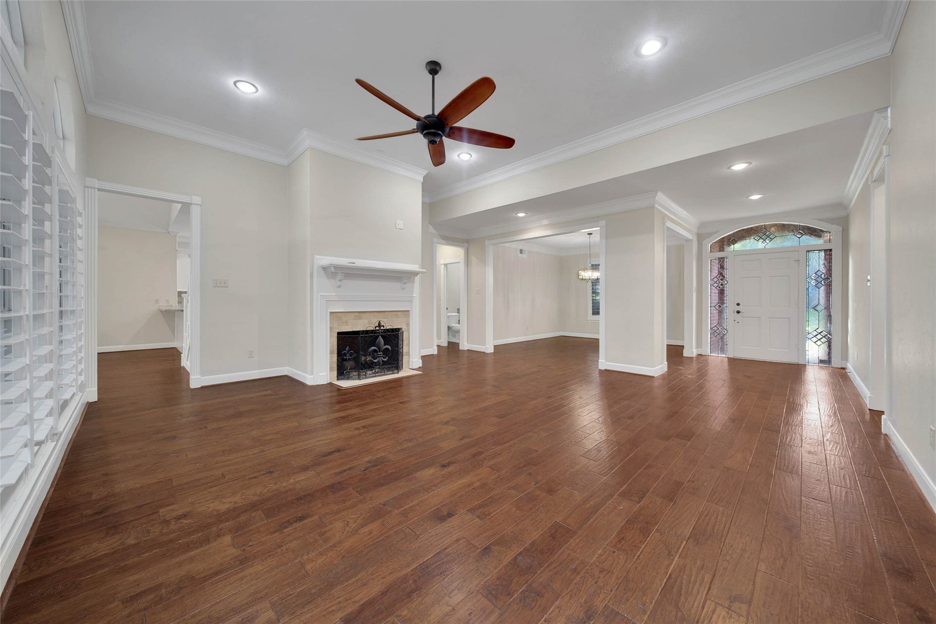 5814 Woodland Creek Drive, Kingwood, TX 77345 This spacious living room is approx 20x19 and has tall ceilings, gaslog fireplace and views of the covered patio and pool.