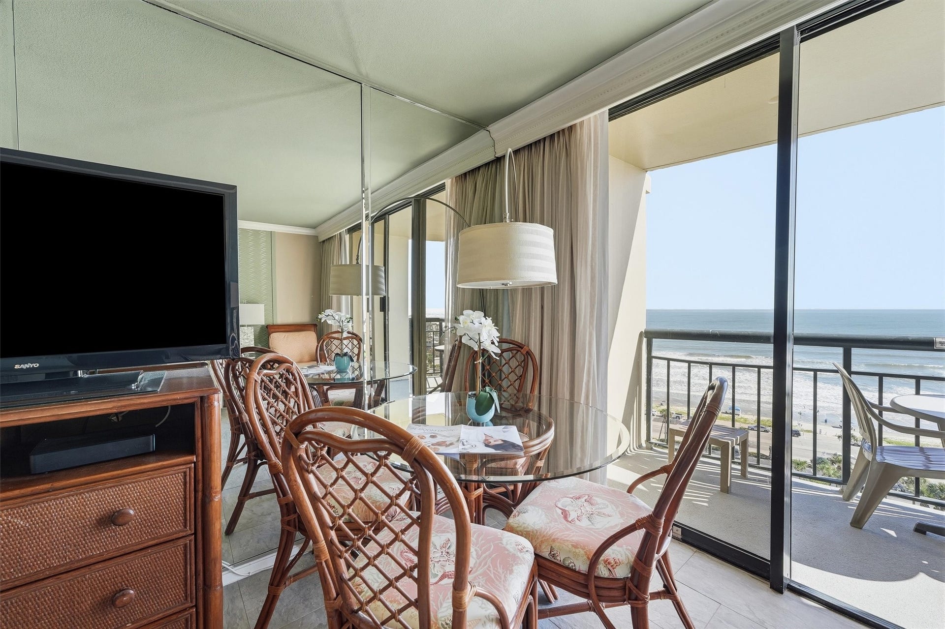 5220 Seawall Boulevard, #1233D, Galveston, TX 77551 Dine beside expansive glass doors with the Gulf providing a beautiful backdrop.