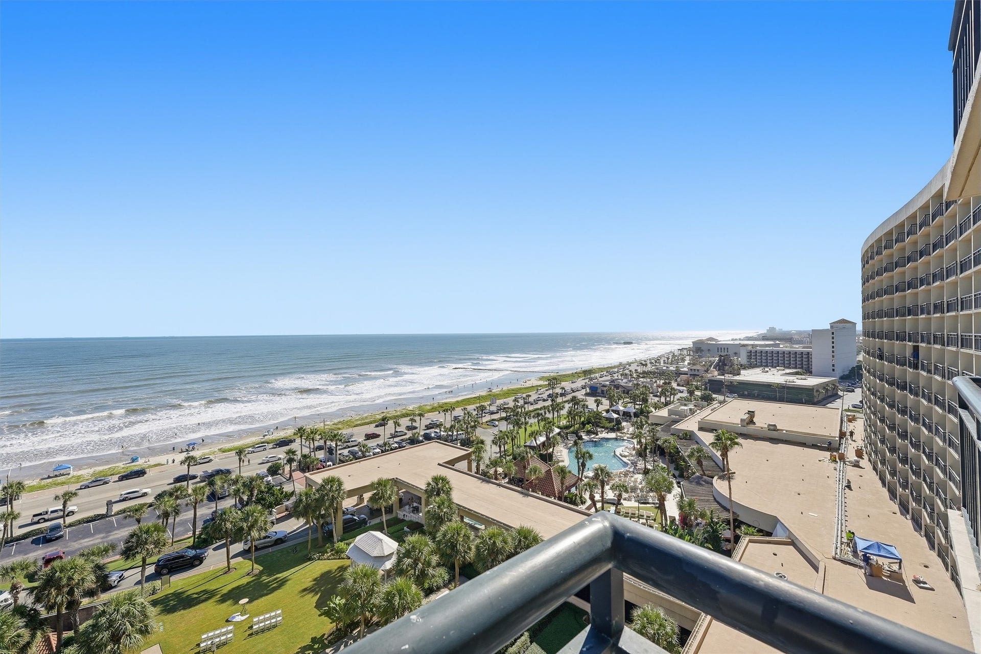 5220 Seawall Boulevard, #1233D, Galveston, TX 77551 Unwind outdoors while taking in sweeping views along Galvestons coastline.
