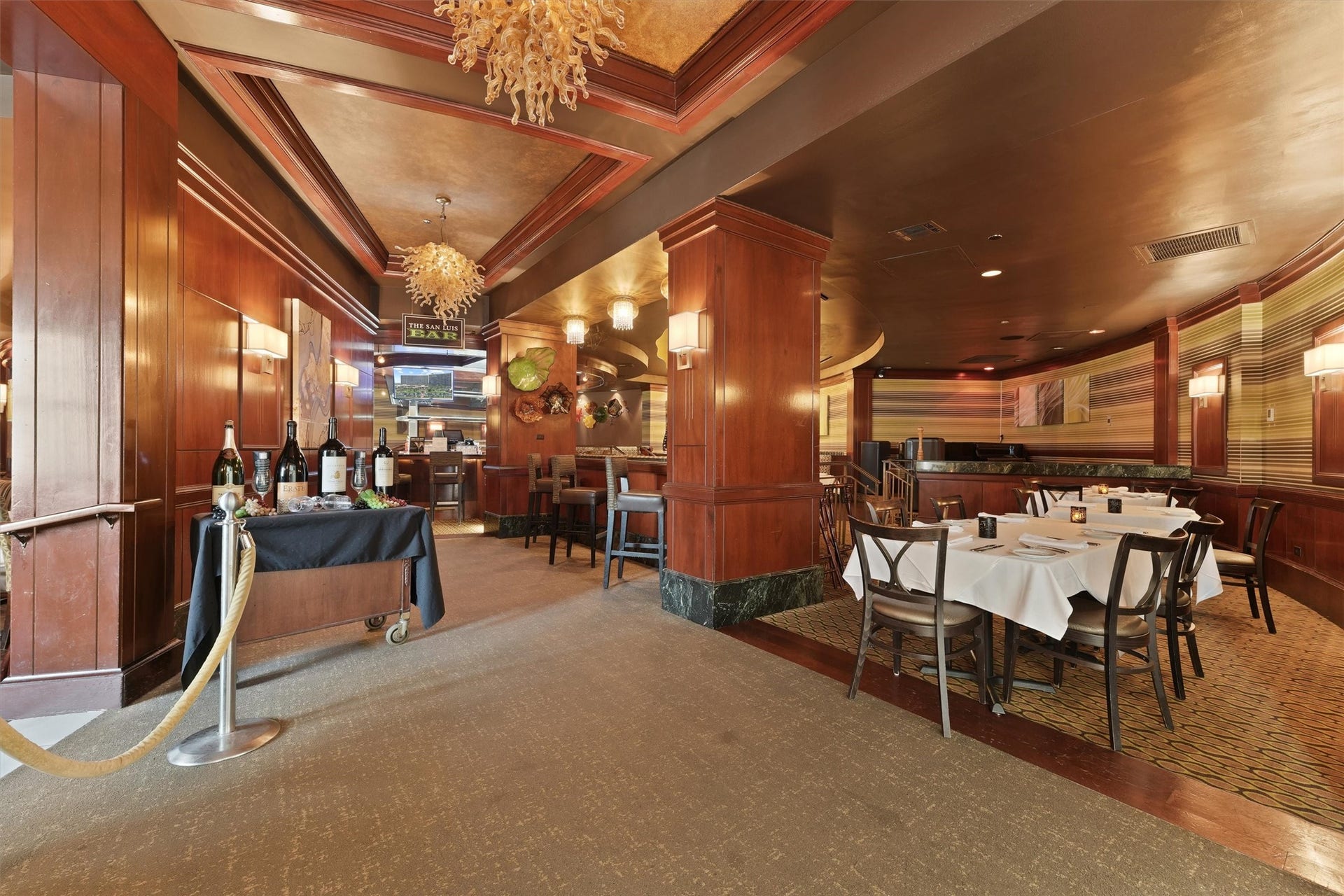 5220 Seawall Boulevard, #1233D, Galveston, TX 77551 Another refined interior lounge and dining space
offers a polished setting to enjoy meals, cocktails,
or relaxed gatherings within the resort