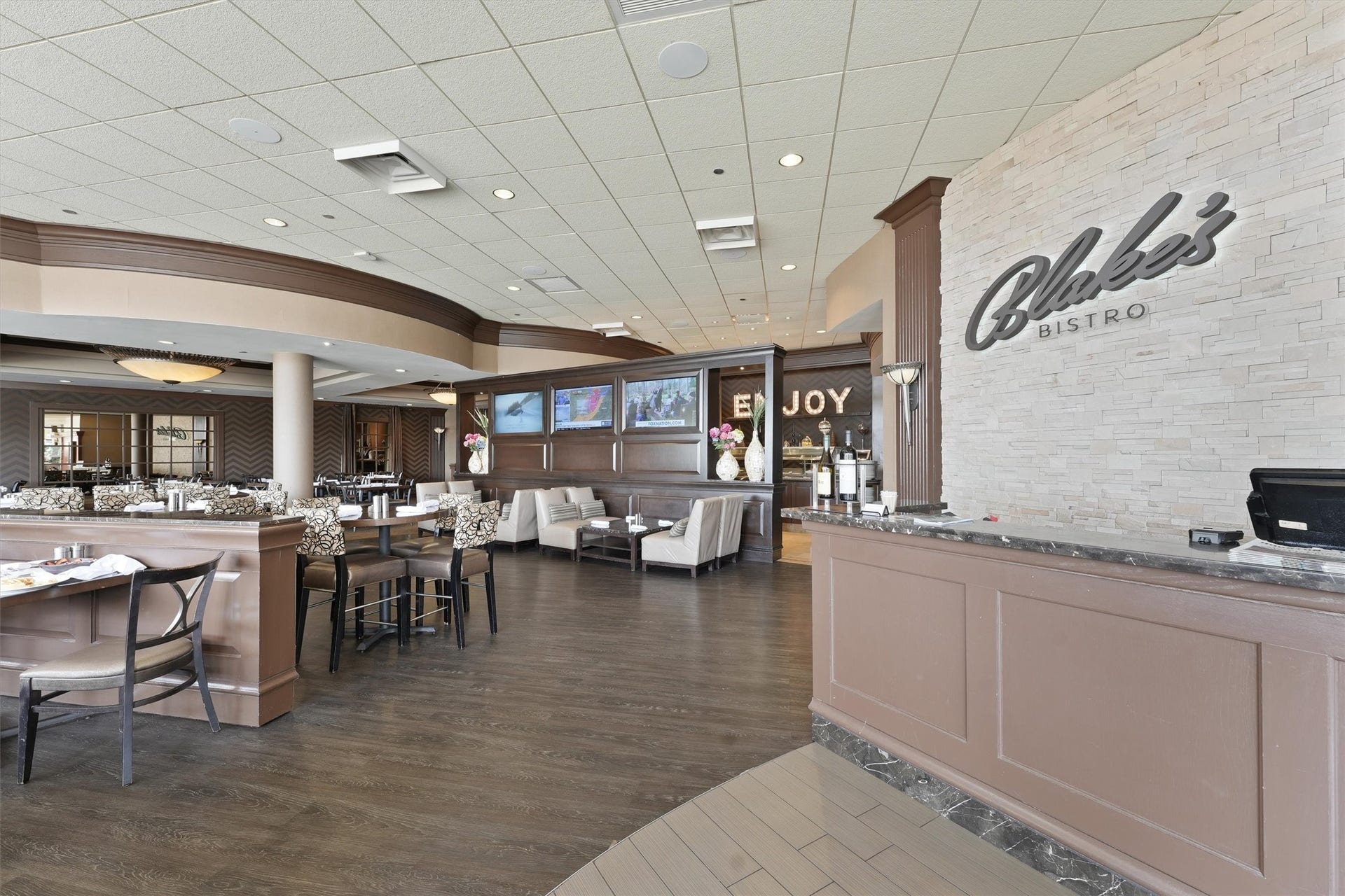 5220 Seawall Boulevard, #1233D, Galveston, TX 77551 Casual dining spaces blend coastal style with
comfort, offering inviting settings for meals,
conversation, and entertaining.