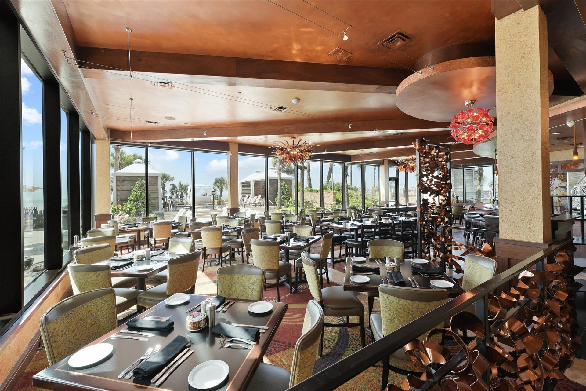 5220 Seawall Boulevard, #1233D, Galveston, TX 77551 On-site dining options provide the luxury of
multiple restaurant and bar experiences without
ever leaving the property.