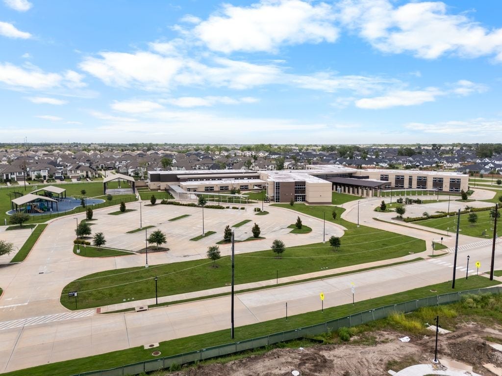 9607 Maple Wood Drive, Missouri City, TX 77459 A modern recreational complex is surrounded by a well-planned neighborhood, featuring lush green spaces and convenient access to community amenities.