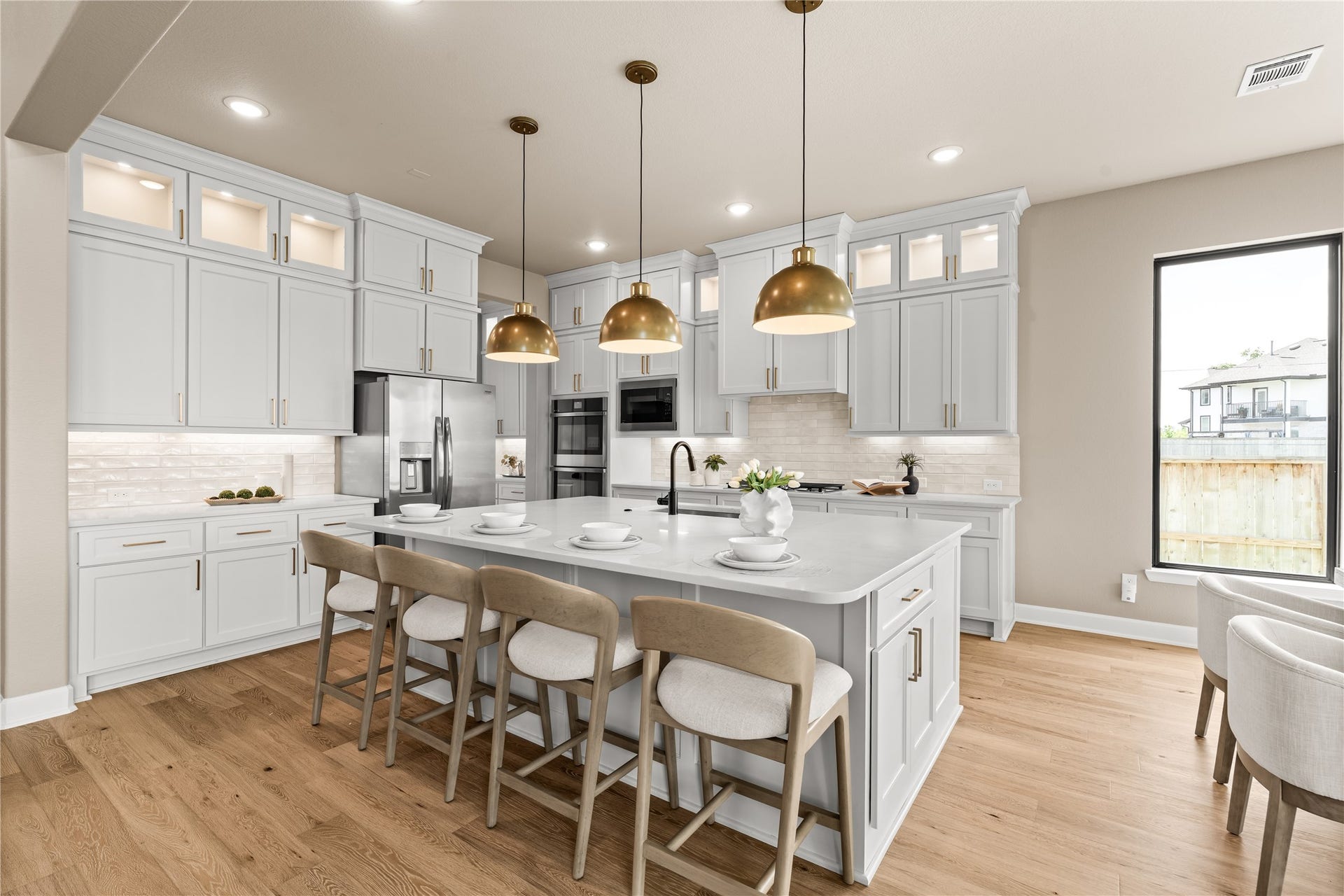 9607 Maple Wood Drive, Missouri City, TX 77459 Give your family and guests another option. They can pull up a seat at the extended breakfast bar, sit at the table in the breakfast area, or head outside for morning coffee or evening wine. Endless possibilities! *Virtually Staged*