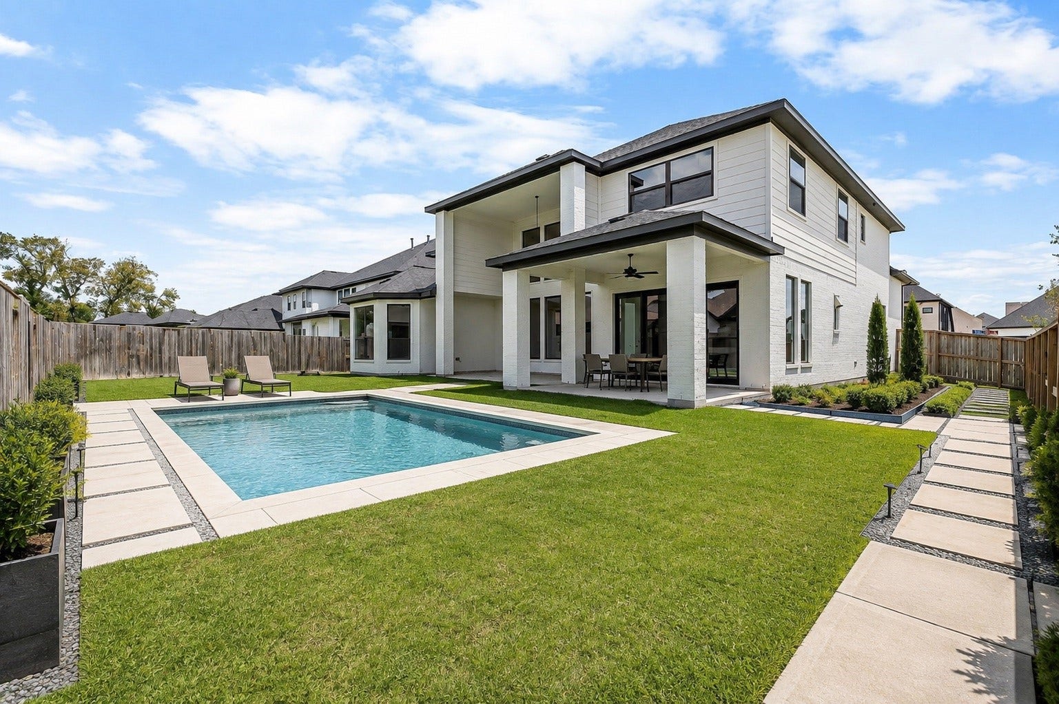 9607 Maple Wood Drive, Missouri City, TX 77459 Spacious backyard with lush green lawn. Pool and hardscape shown are digitally rendered for visualization purposes only and are NOT existing features of the property.