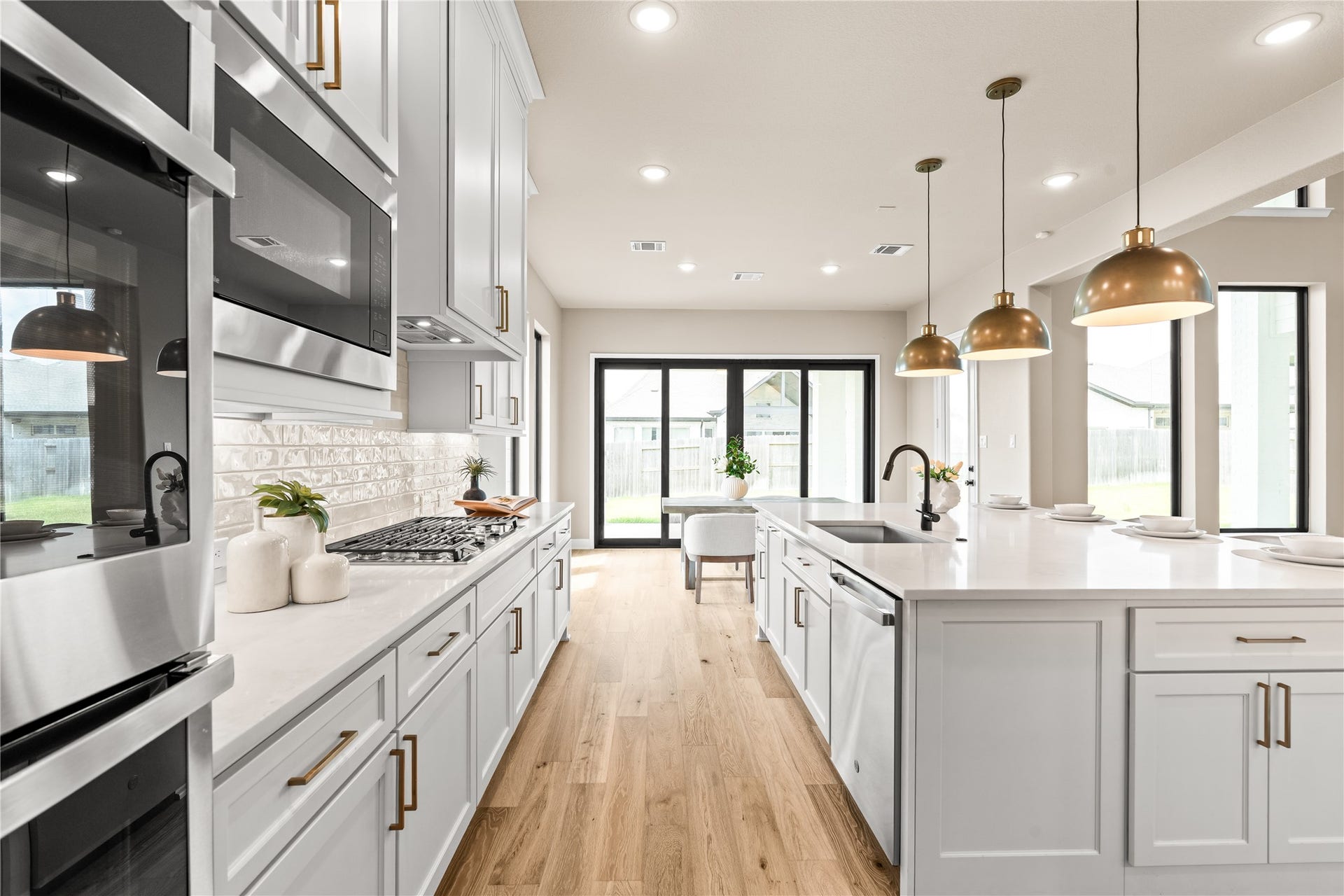 9607 Maple Wood Drive, Missouri City, TX 77459 You will love whipping up new recipes and entertaining in this dream kitchen. Pendant lights overhead, ideal for traffic flow, and room to cook and talk at the same time. *Virtually Staged*