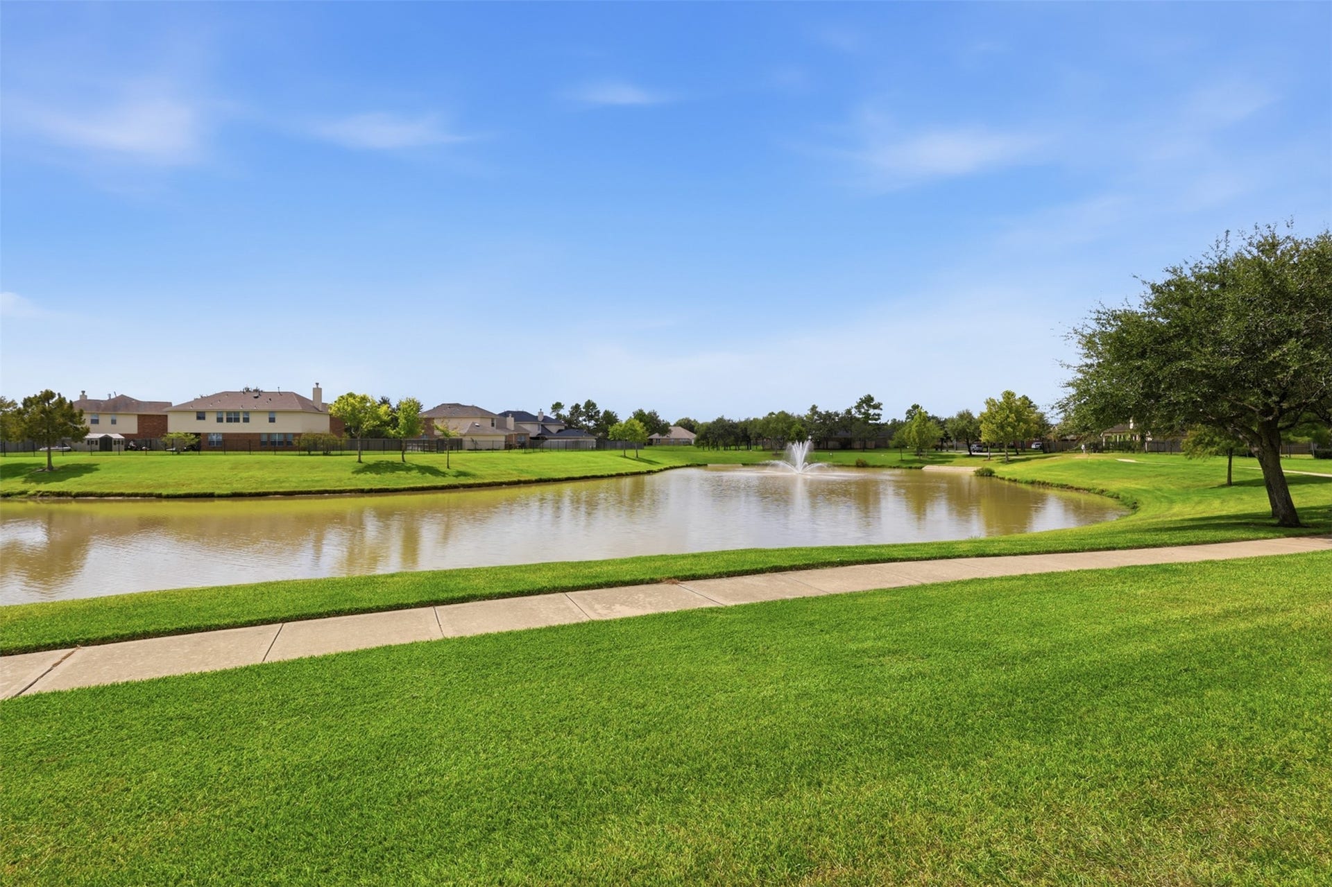 13806 Cove Landing Lane, Rosharon, TX 77583 Savannah Cove offers scenic neighborhood lakes with fountains, landscaped green space, and walking paths.