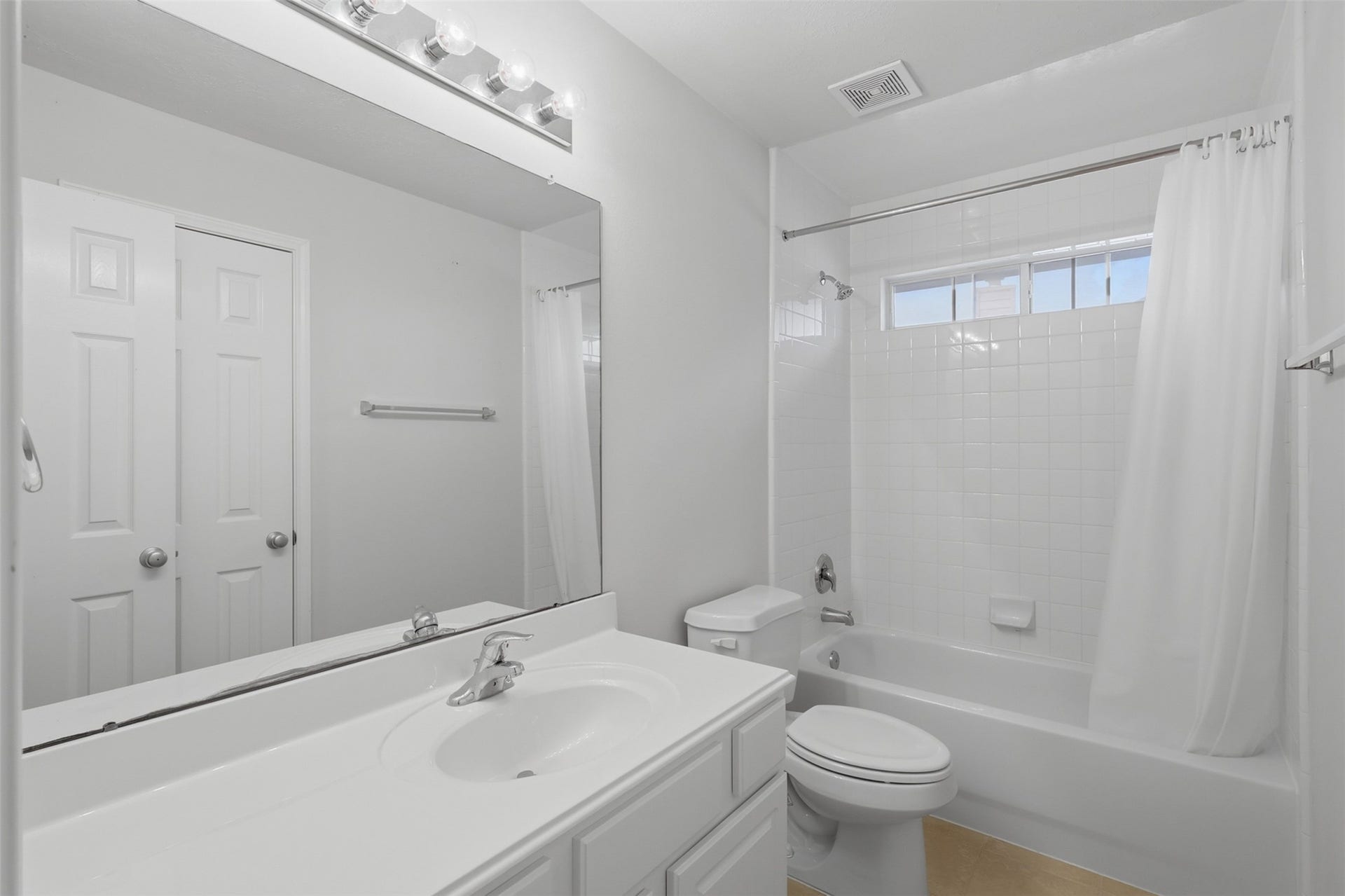 13806 Cove Landing Lane, Rosharon, TX 77583 Another full bath offers a tub-and-shower combination, large vanity, and a bright, practical layout.