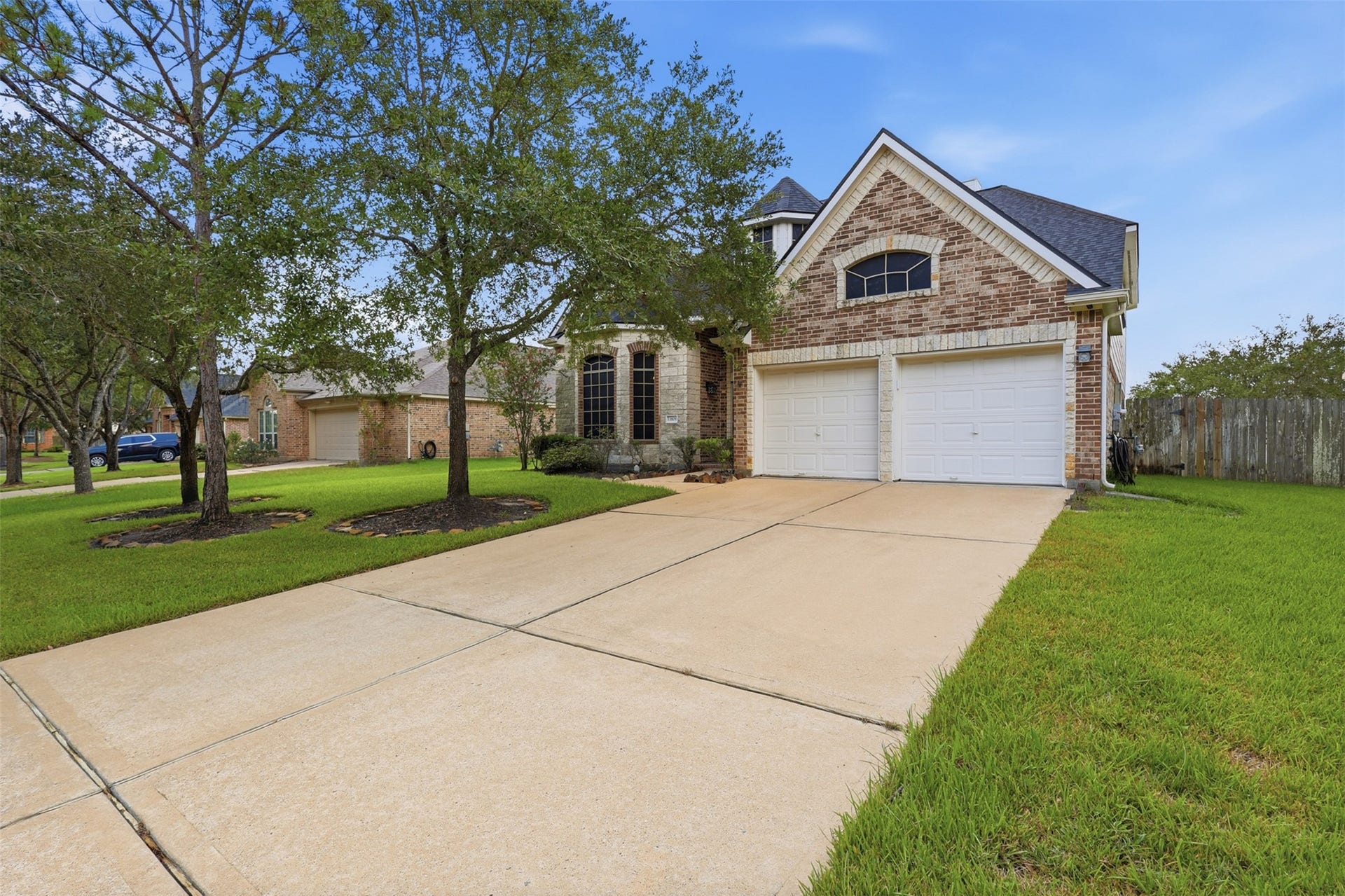 13806 Cove Landing Lane, Rosharon, TX 77583 A spacious driveway, two-car garage, and well-maintained landscaping complement the homes attractive architectural design.