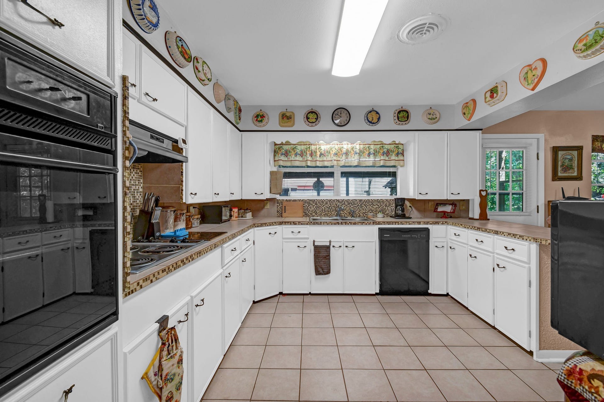 102 W Meadow Lane, West Columbia, TX 77486