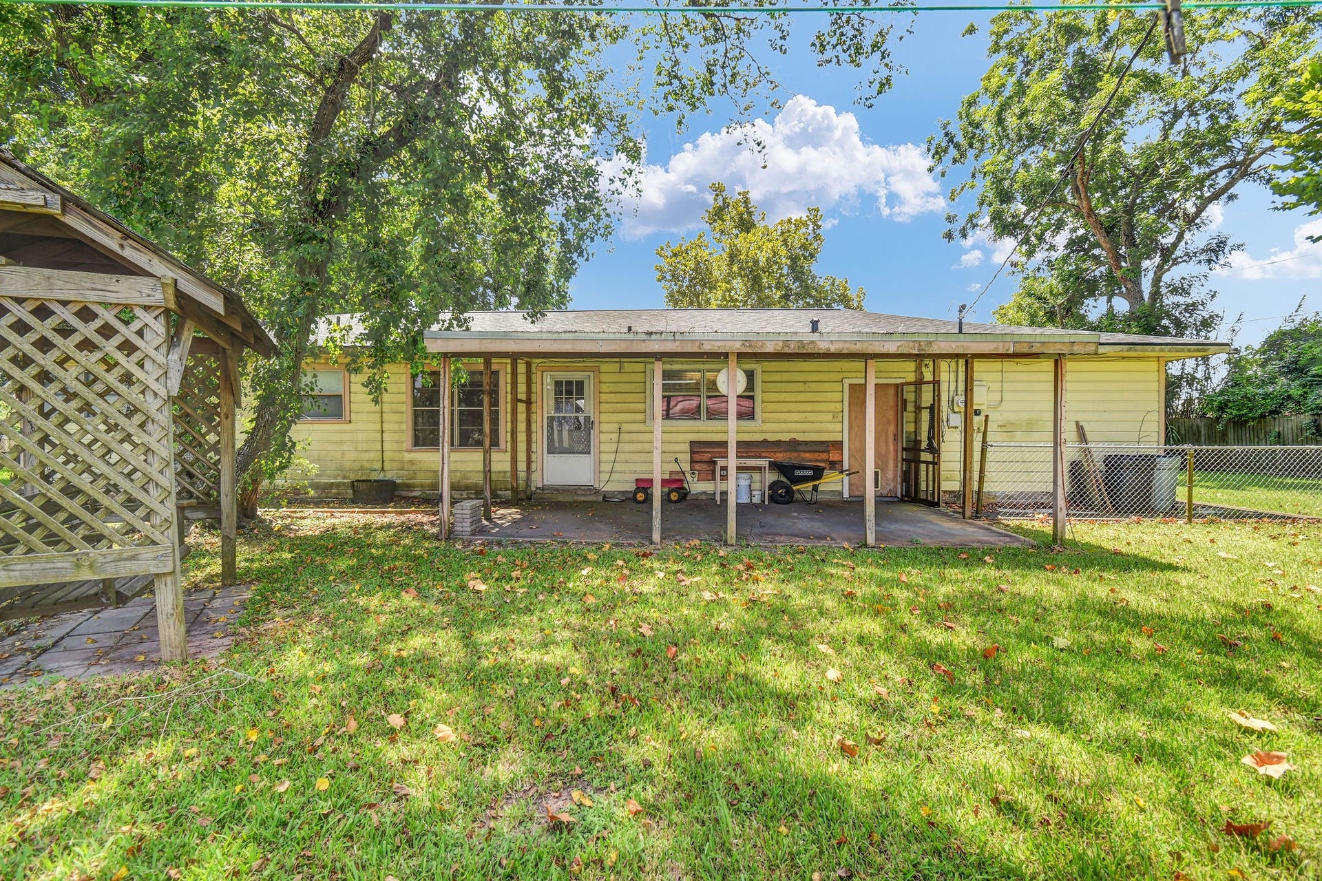 102 W Meadow Lane, West Columbia, TX 77486