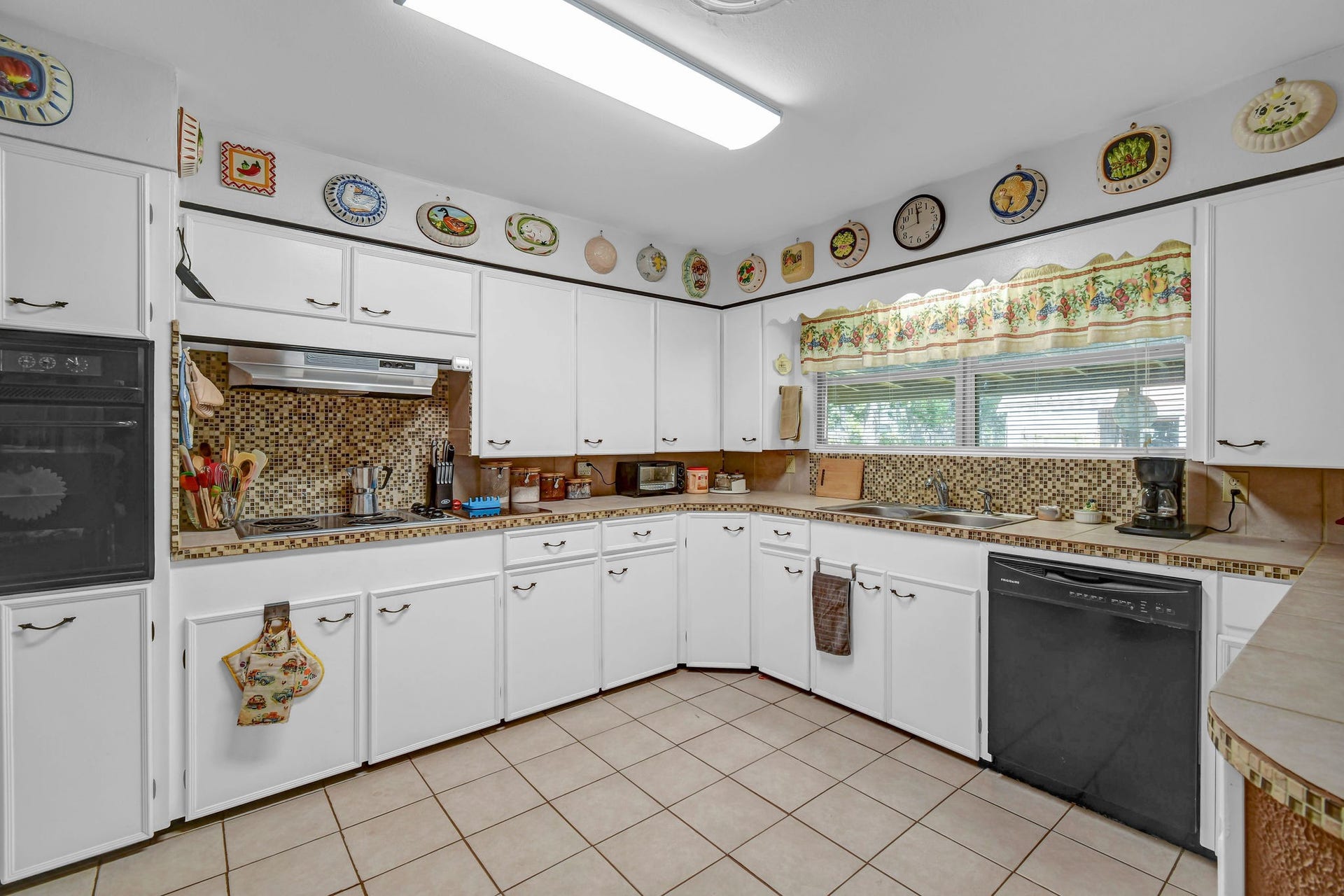 102 W Meadow Lane, West Columbia, TX 77486