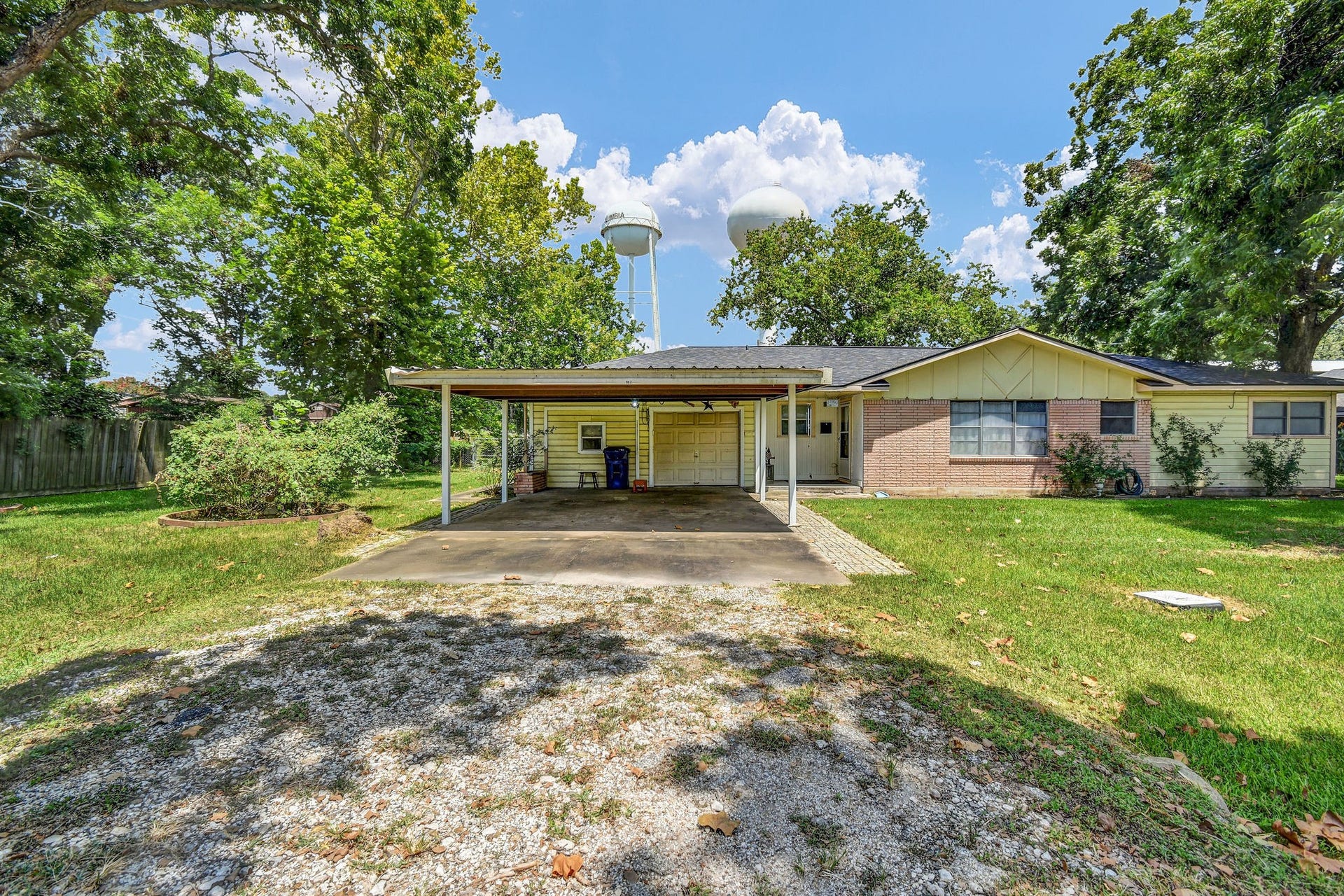 102 W Meadow Lane, West Columbia, TX 77486
