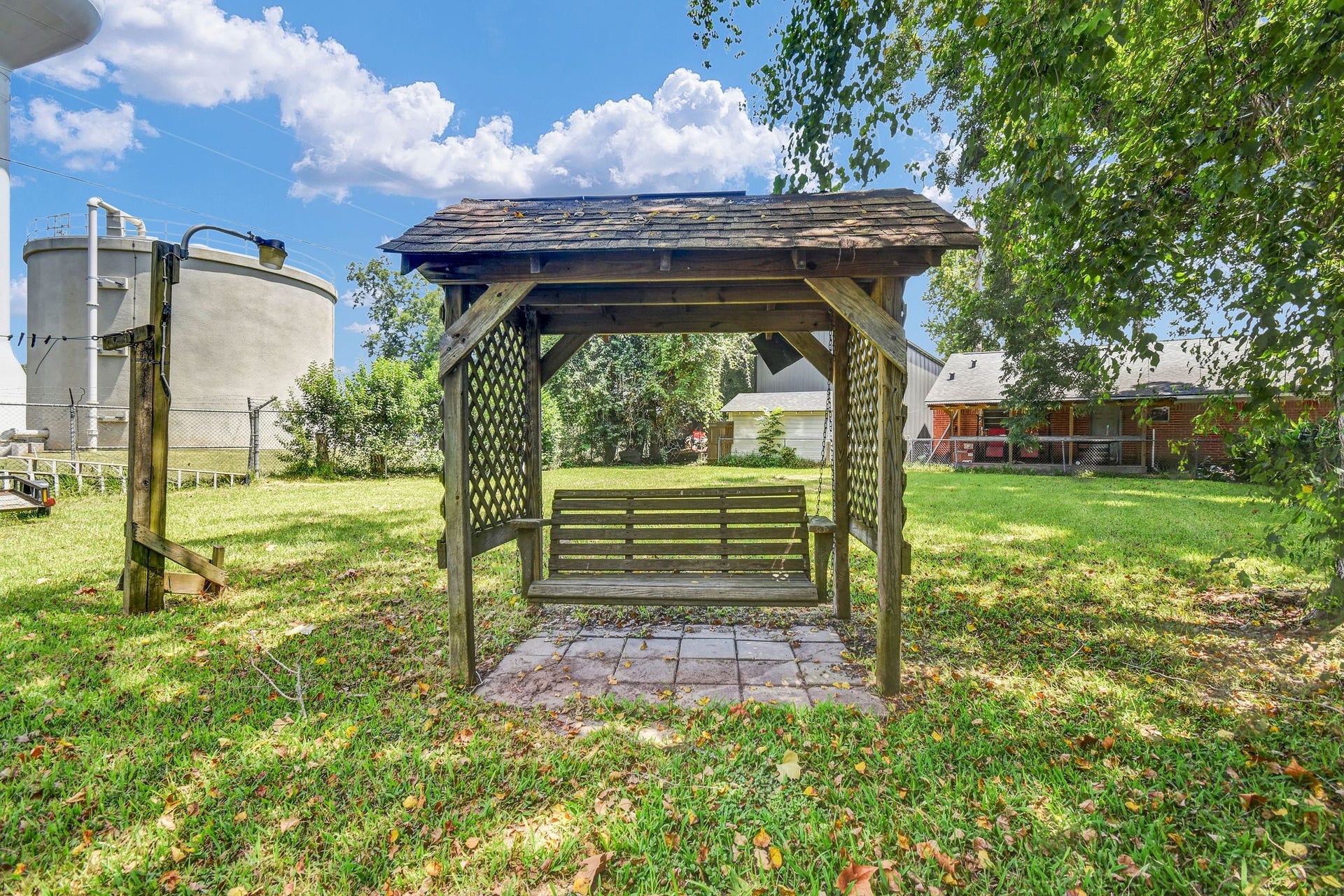102 W Meadow Lane, West Columbia, TX 77486