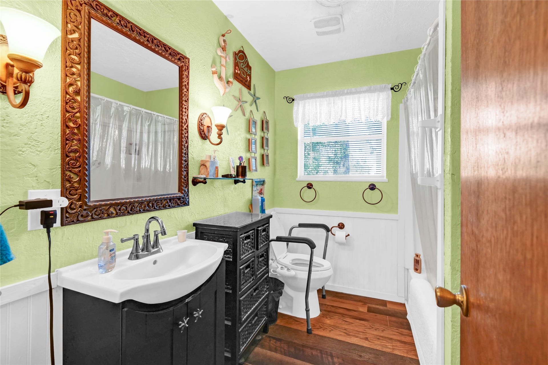 102 W Meadow Lane, West Columbia, TX 77486