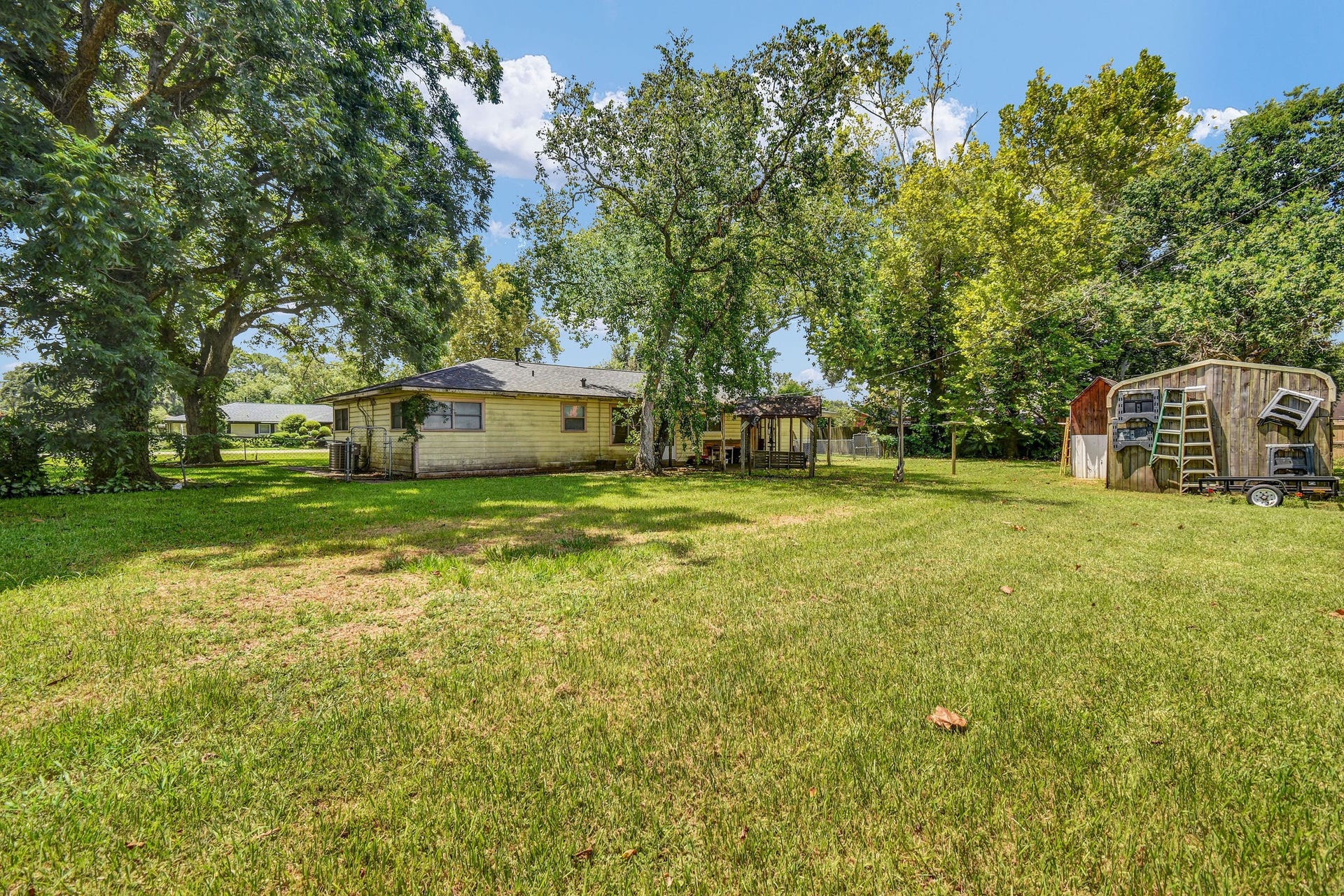102 W Meadow Lane, West Columbia, TX 77486