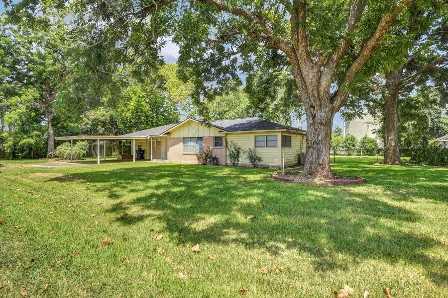 Property photo for 102 W Meadow Lane, West Columbia, TX
