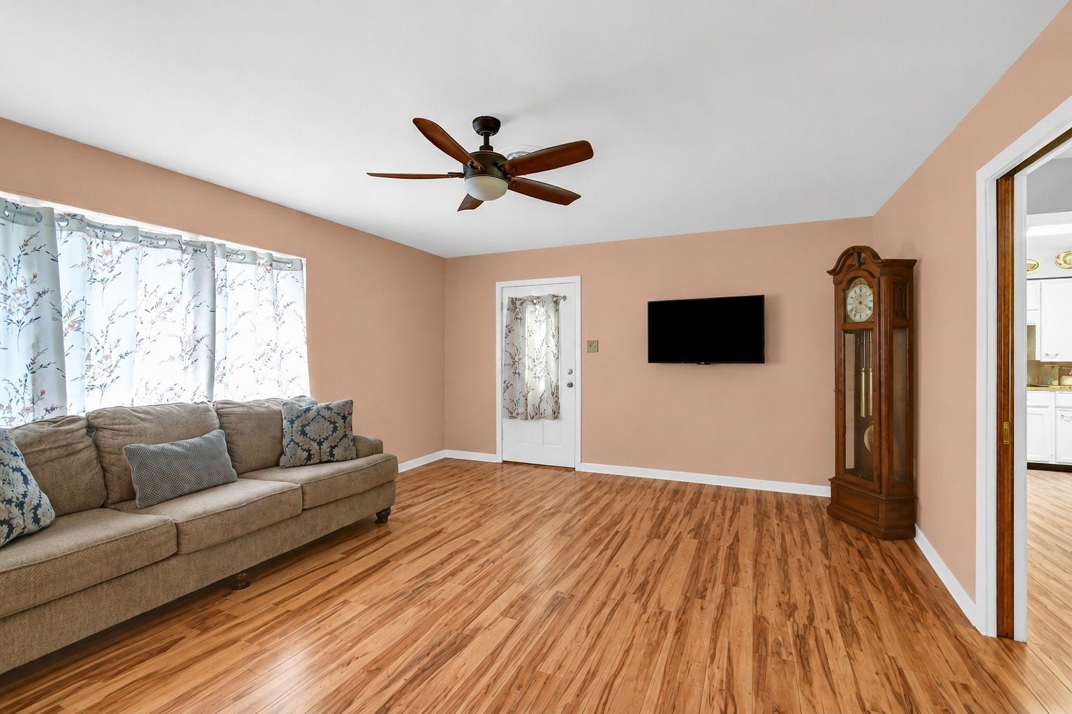 102 W Meadow Lane, West Columbia, TX 77486