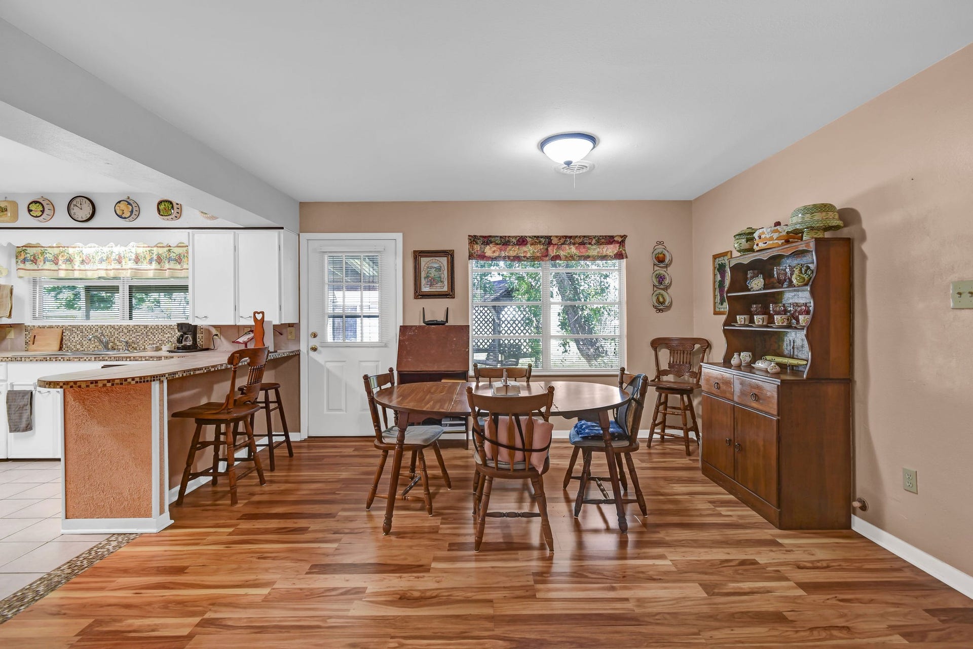 102 W Meadow Lane, West Columbia, TX 77486