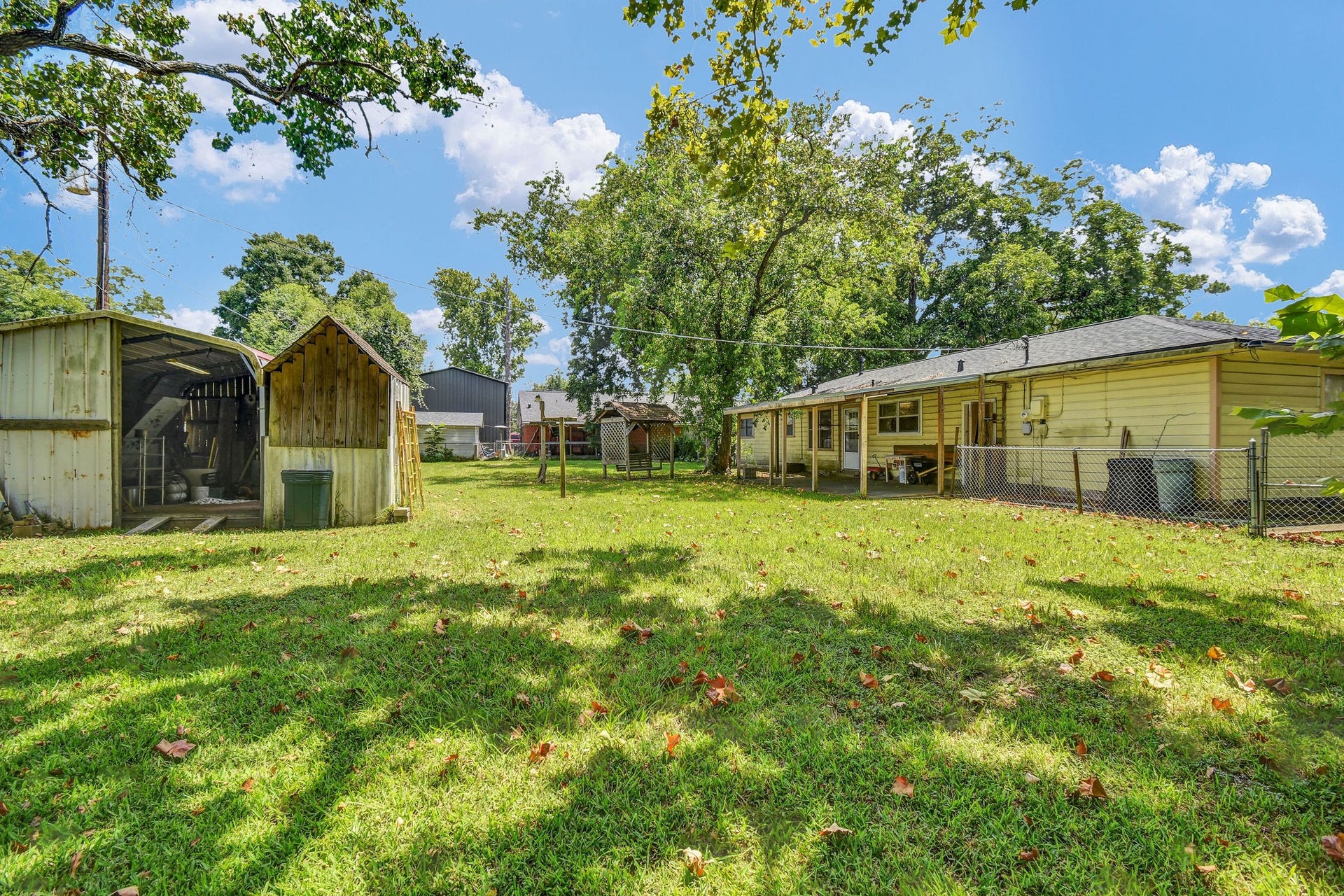 102 W Meadow Lane, West Columbia, TX 77486