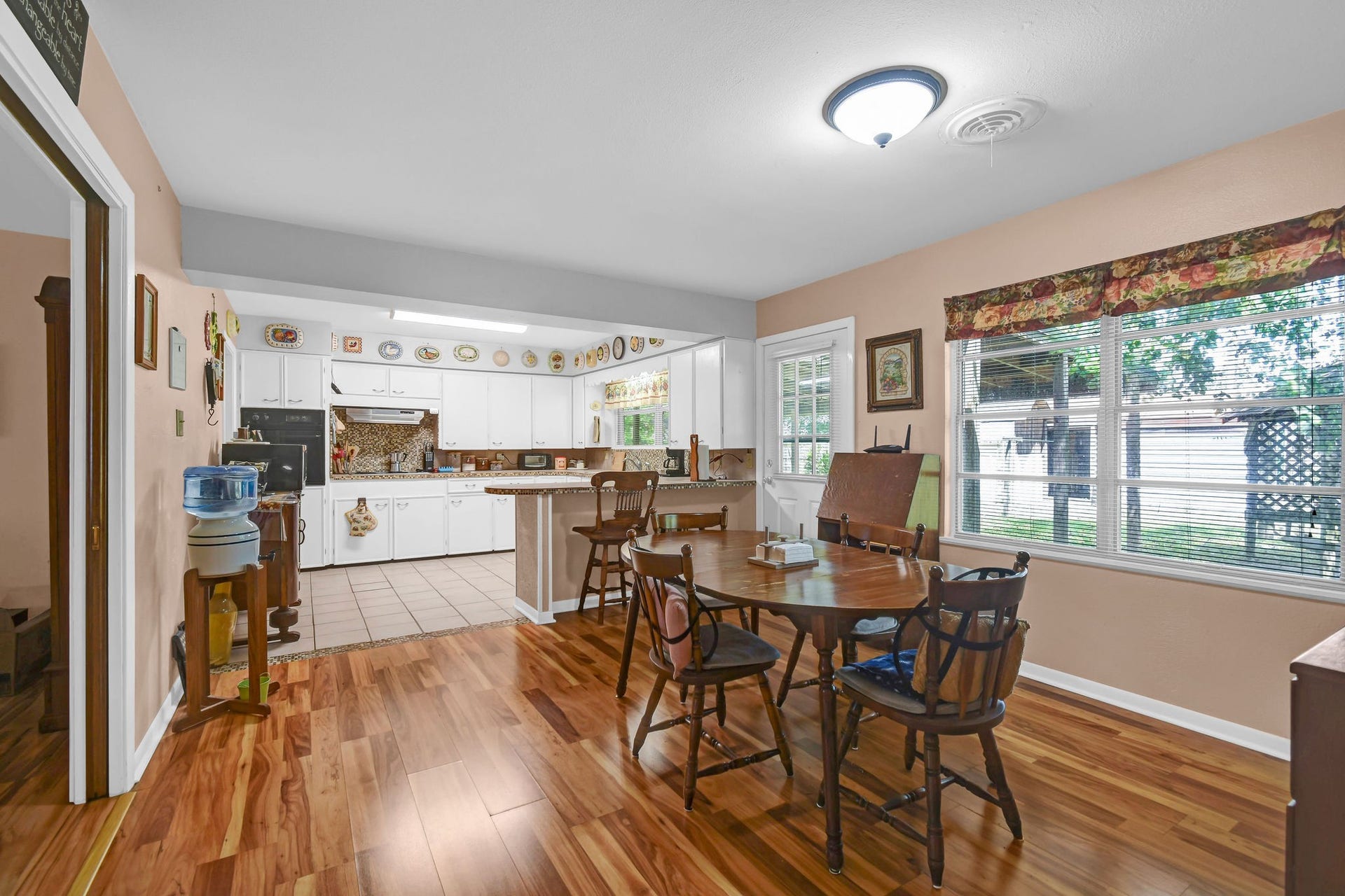 102 W Meadow Lane, West Columbia, TX 77486