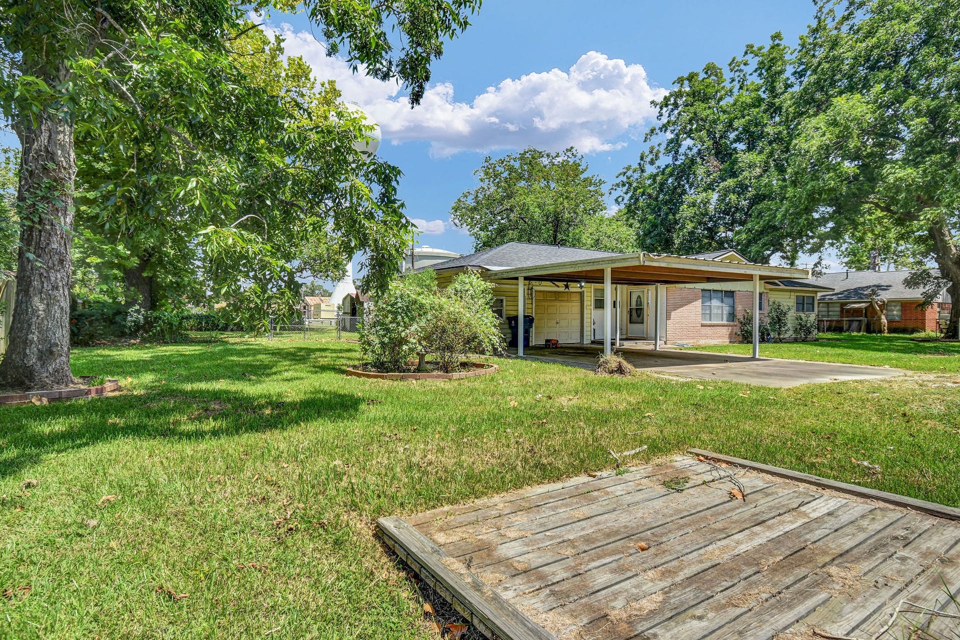102 W Meadow Lane, West Columbia, TX 77486