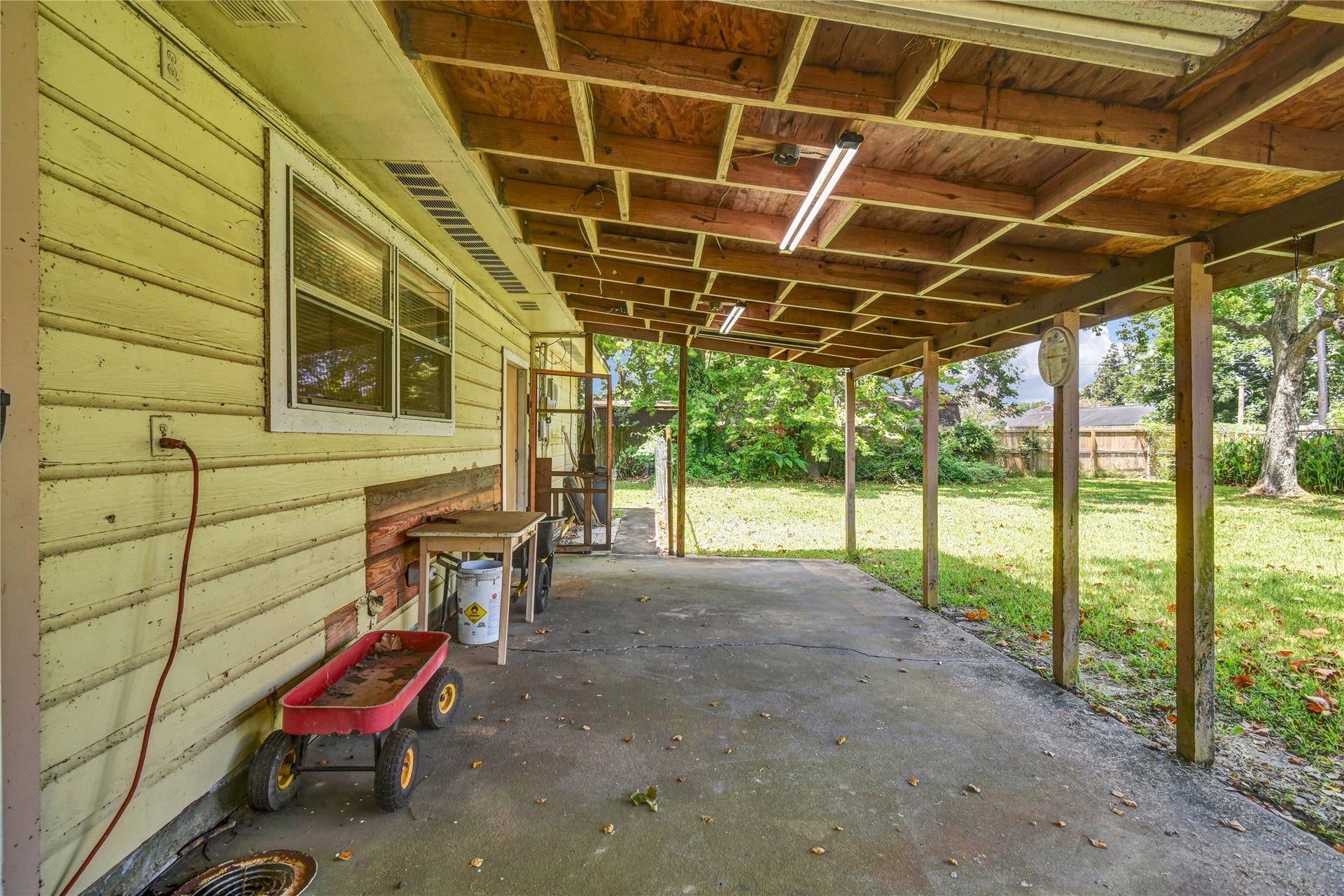 102 W Meadow Lane, West Columbia, TX 77486