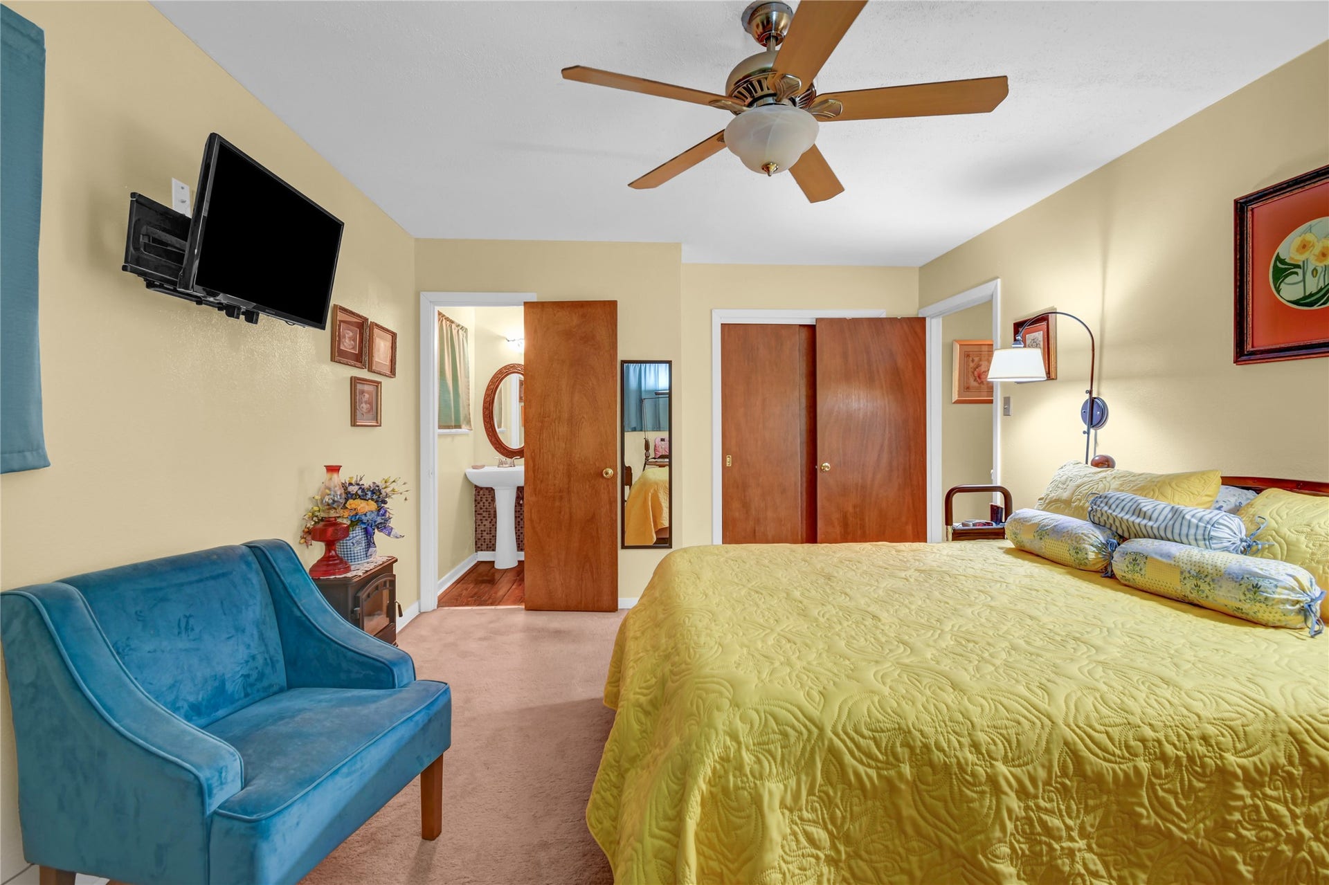 102 W Meadow Lane, West Columbia, TX 77486