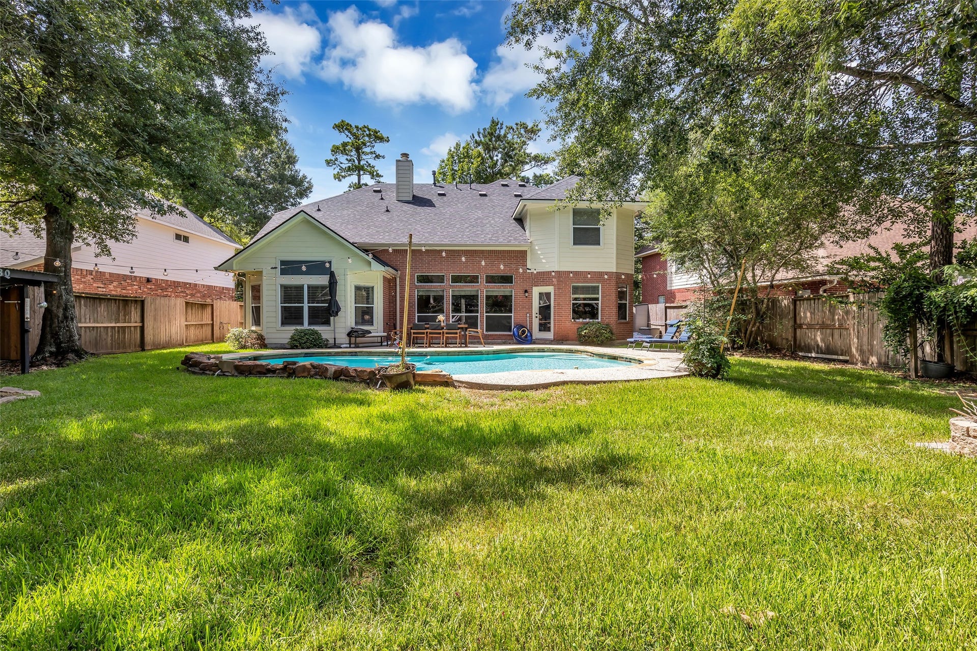 119 N Westwinds Circle, The Woodlands, TX 77382 Rear elevation of the home is gorgeous!