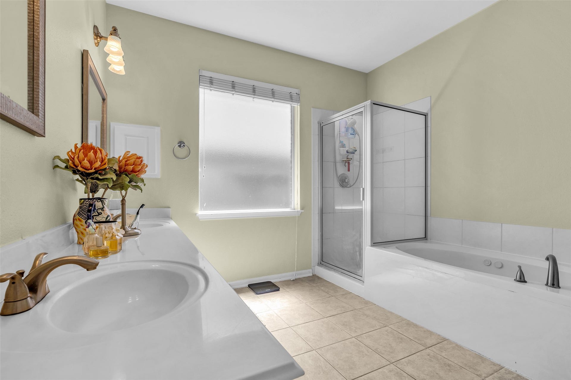 119 N Westwinds Circle, The Woodlands, TX 77382 Separate shower and tub!