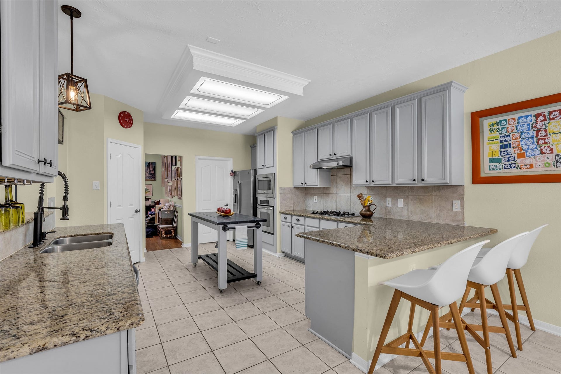 119 N Westwinds Circle, The Woodlands, TX 77382 Large kitchen with light covered cabinets and granite countertops.