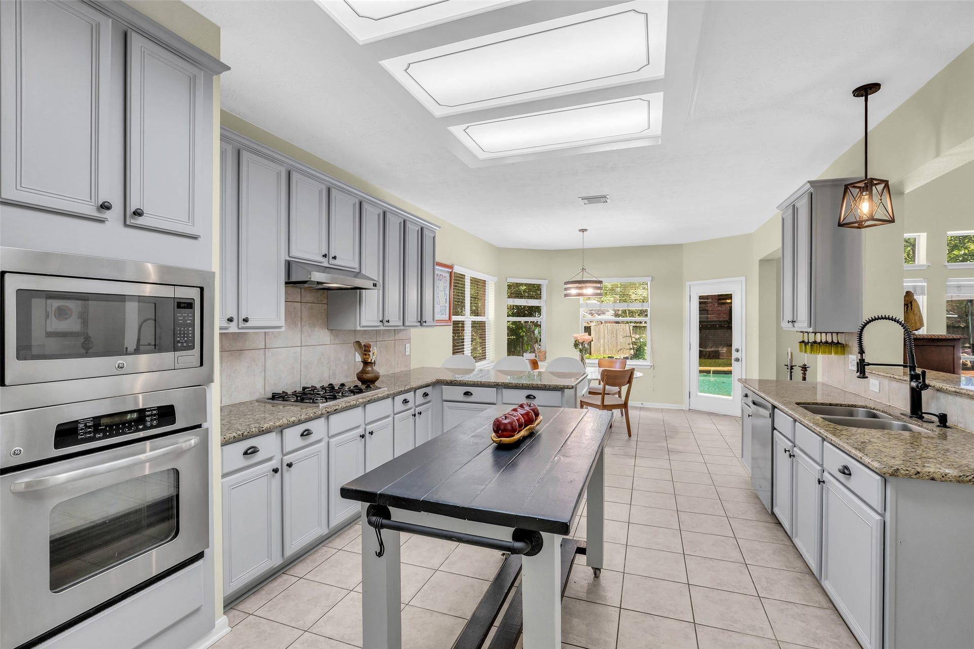 119 N Westwinds Circle, The Woodlands, TX 77382 Nice stainless steel appliances! Refrigerator stays!