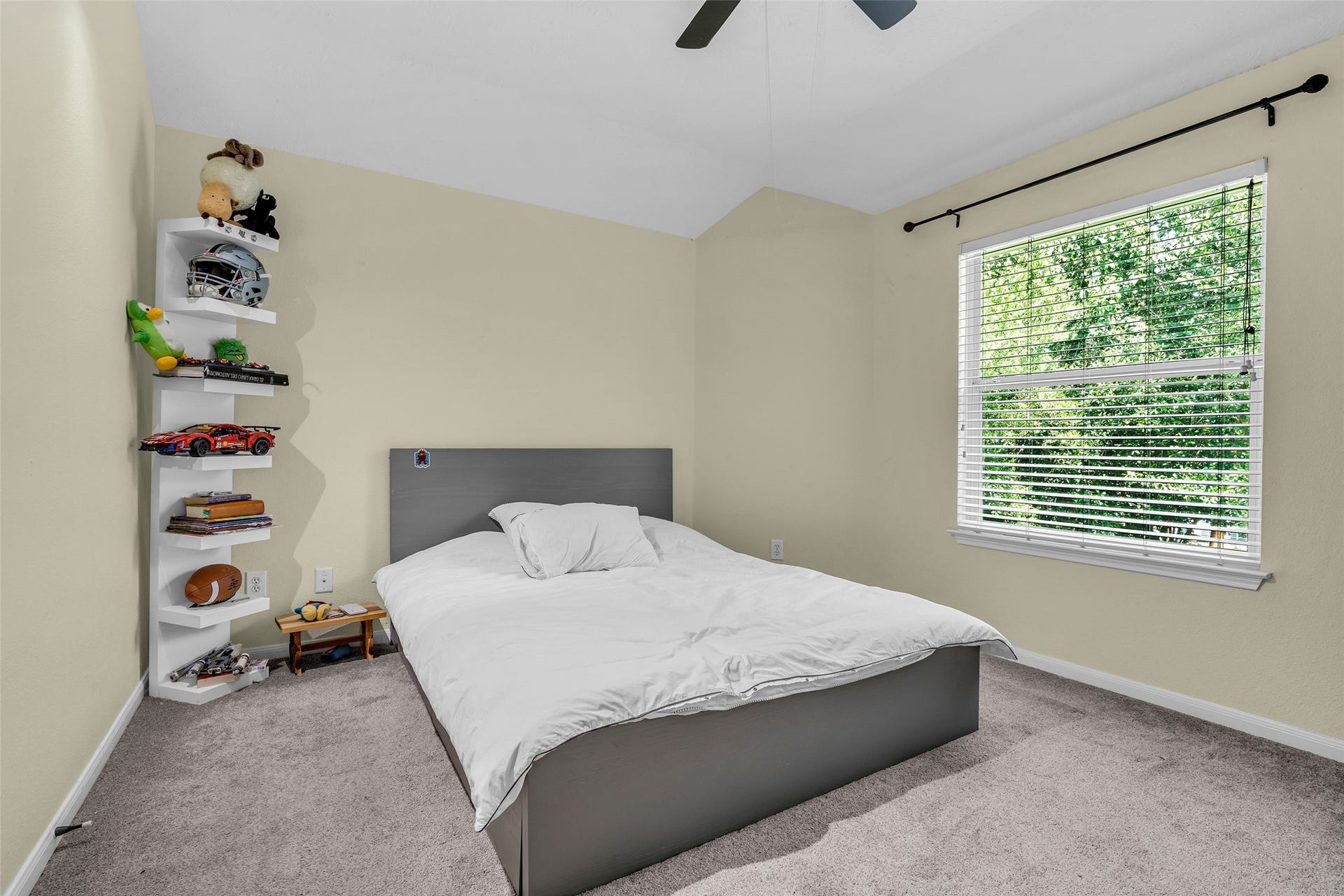 119 N Westwinds Circle, The Woodlands, TX 77382 Upstairs bedroom #2 with walk-in closet.