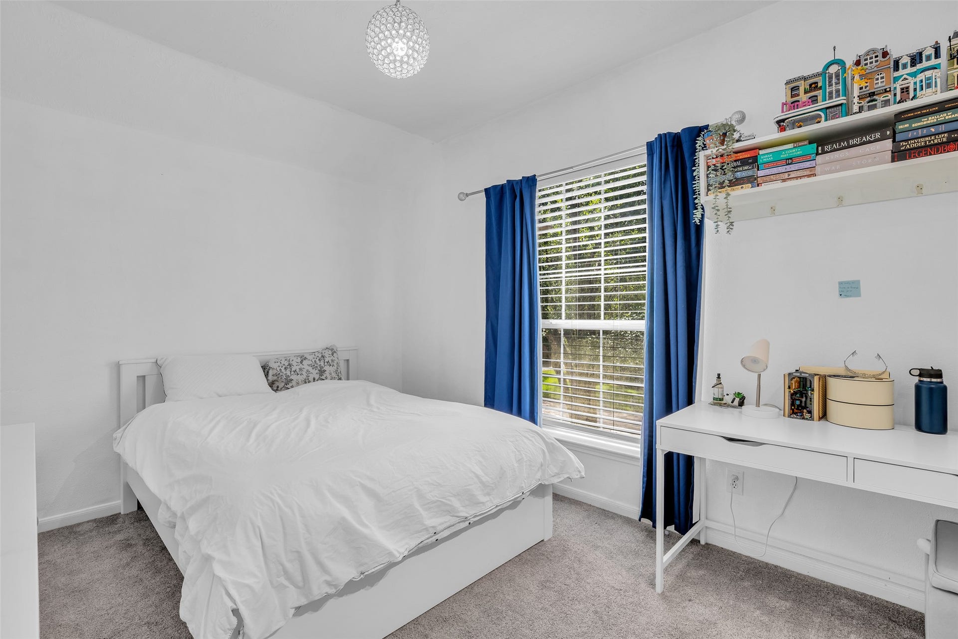 119 N Westwinds Circle, The Woodlands, TX 77382 Upstairs bedroom #3 with walk-in closet.