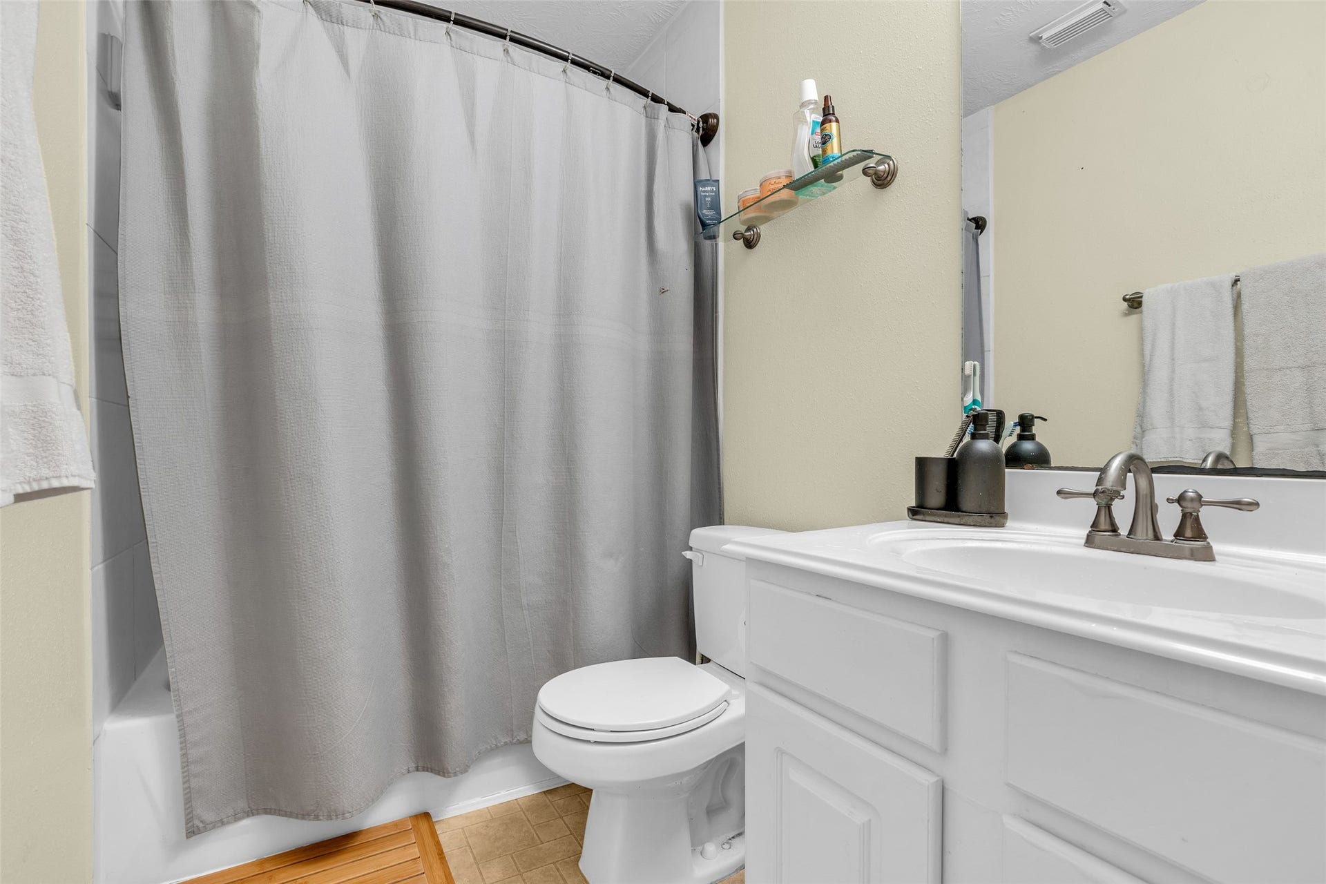 119 N Westwinds Circle, The Woodlands, TX 77382 Upstairs full bathroom with tub/shower combination.