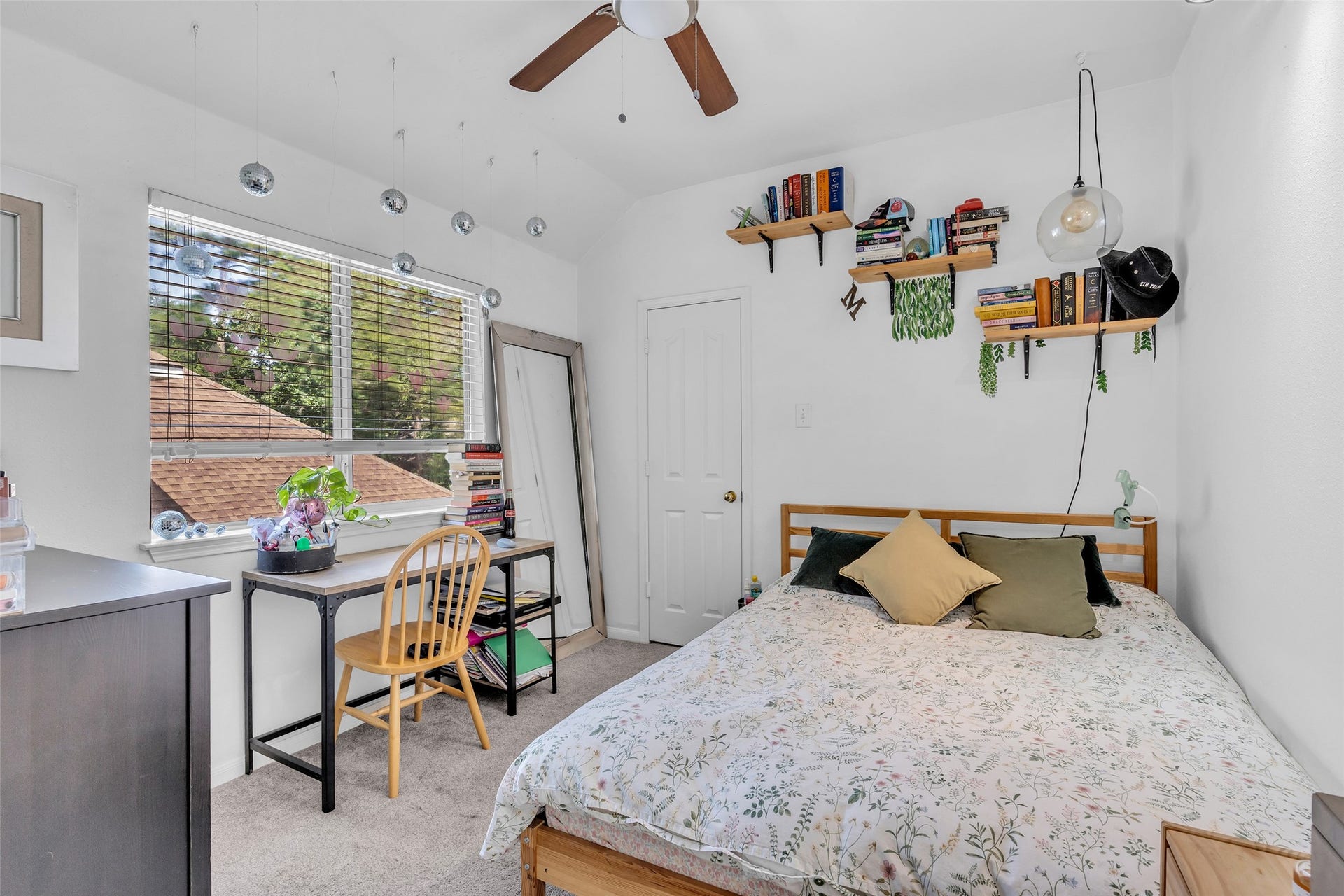 119 N Westwinds Circle, The Woodlands, TX 77382 Upstairs bedroom #4.