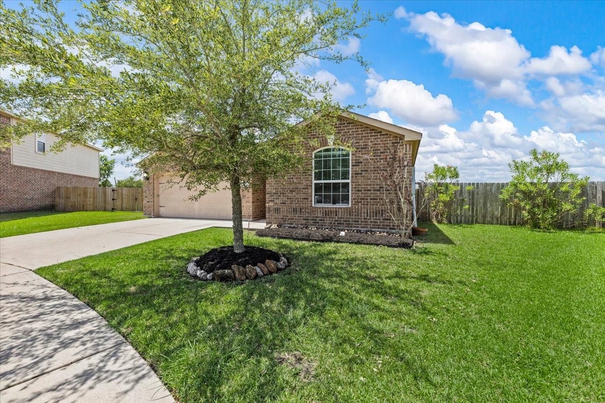 422 Hawks View Drive, La Marque, TX 77568 Blank landscaping canvas to give you maximum creativity