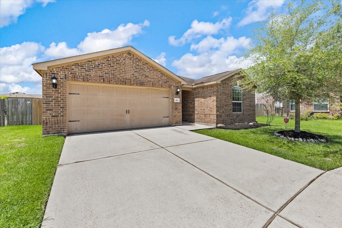 422 Hawks View Drive, La Marque, TX 77568 Two car garage with plenty driveway space