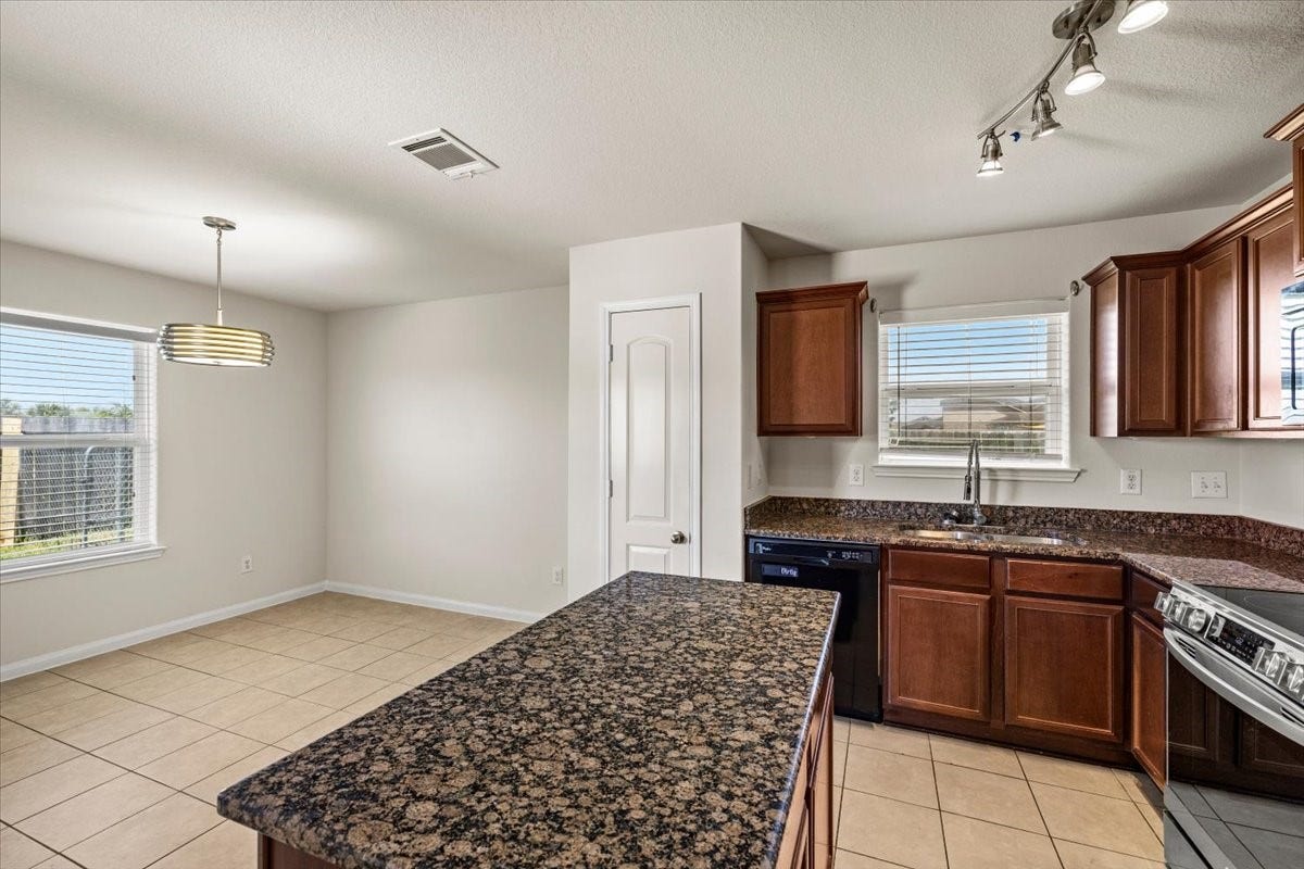 422 Hawks View Drive, La Marque, TX 77568 Granite kitchen island open to dining area