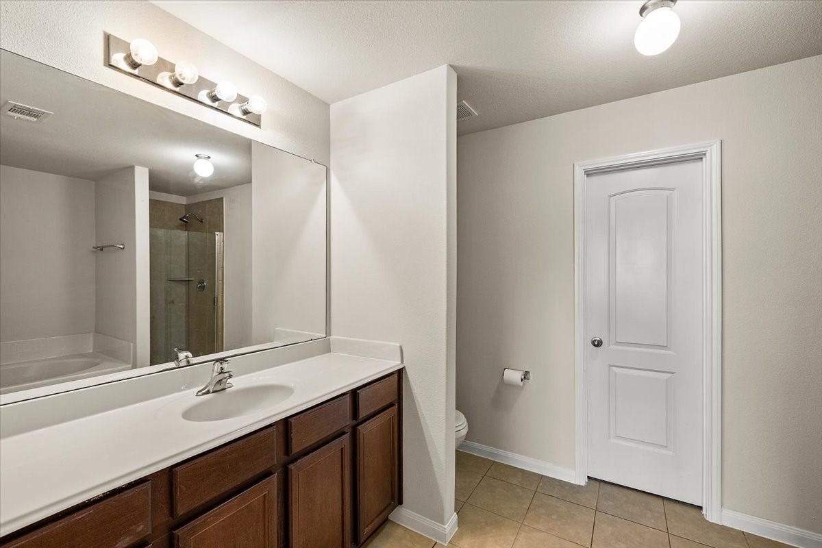 422 Hawks View Drive, La Marque, TX 77568 Primary bathroom