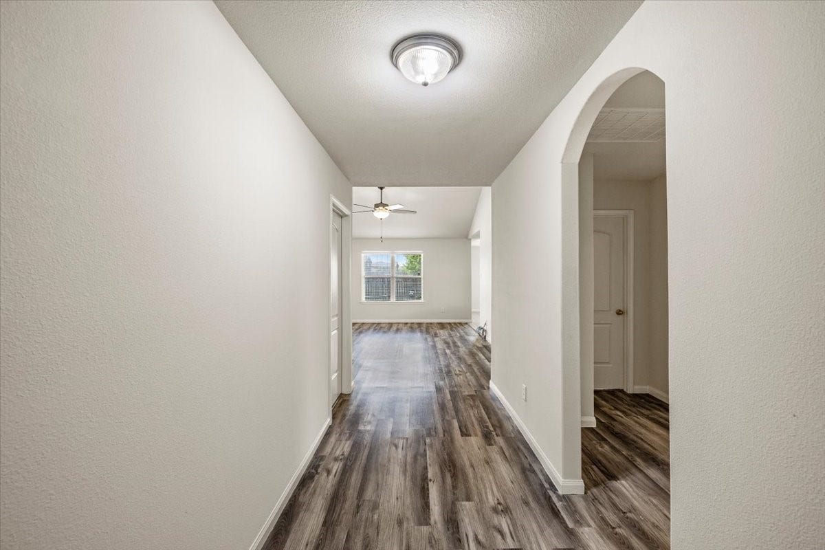 422 Hawks View Drive, La Marque, TX 77568 Entryway with extra wide hall