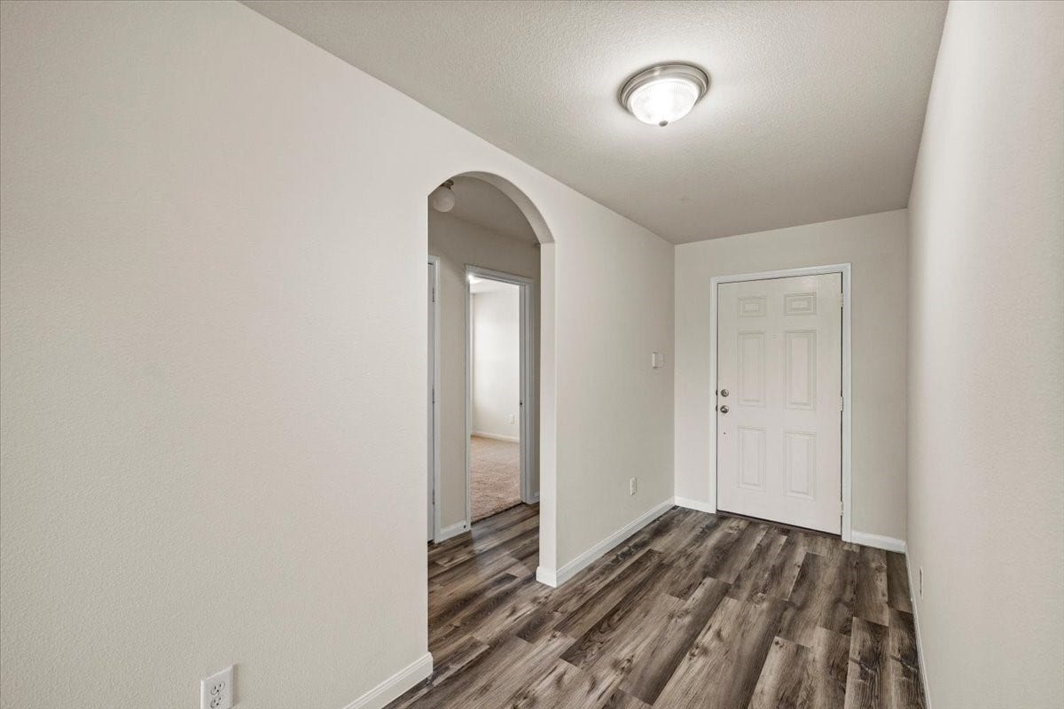 422 Hawks View Drive, La Marque, TX 77568 Entryway with extra wide hall